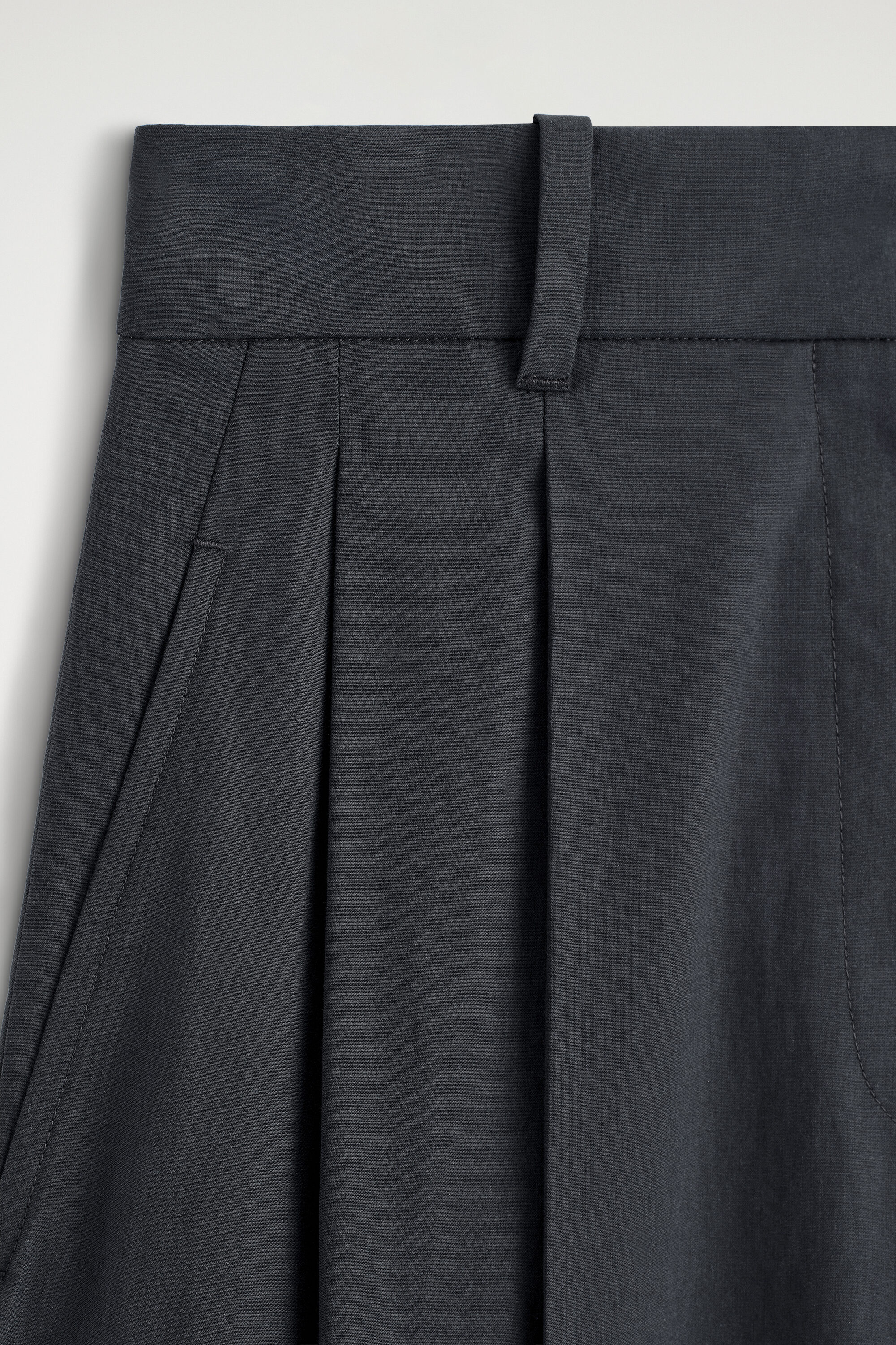 TAILORED COTTON BARREL-LEG PANTS - NAVY