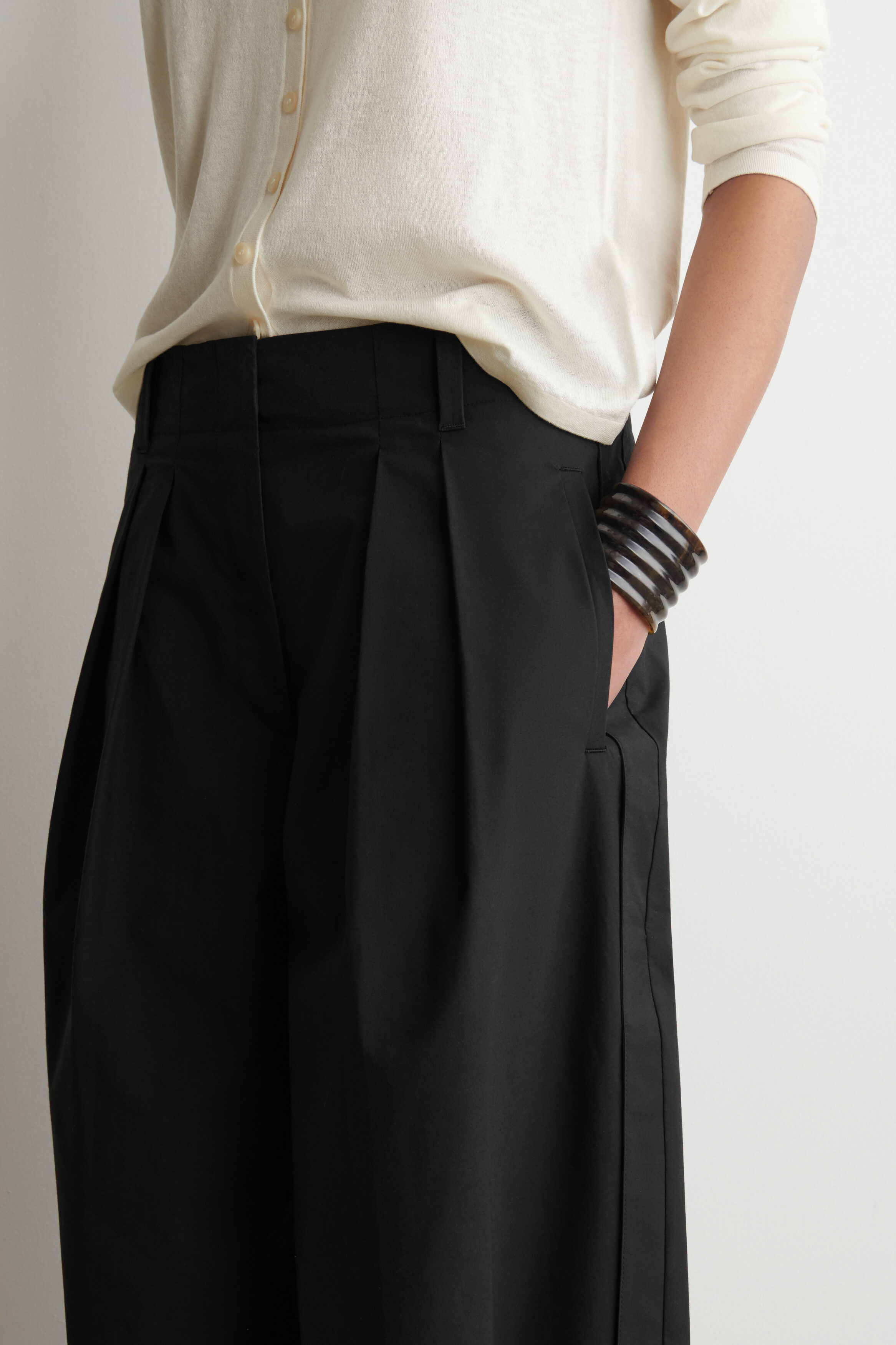 PLEATED TAPERED UTILITY PANTS - BLACK