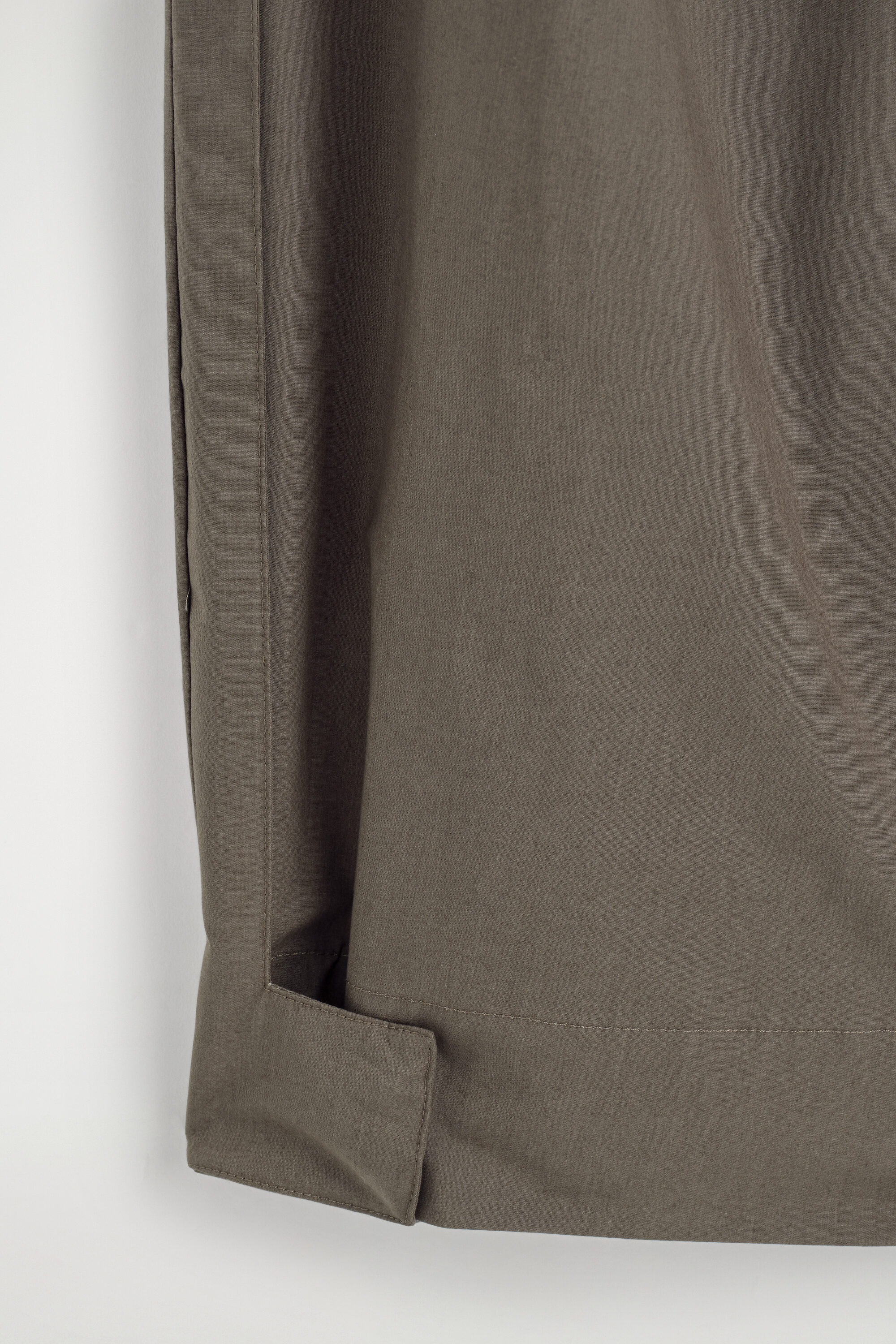 PLEATED TAPERED UTILITY PANTS - BROWN