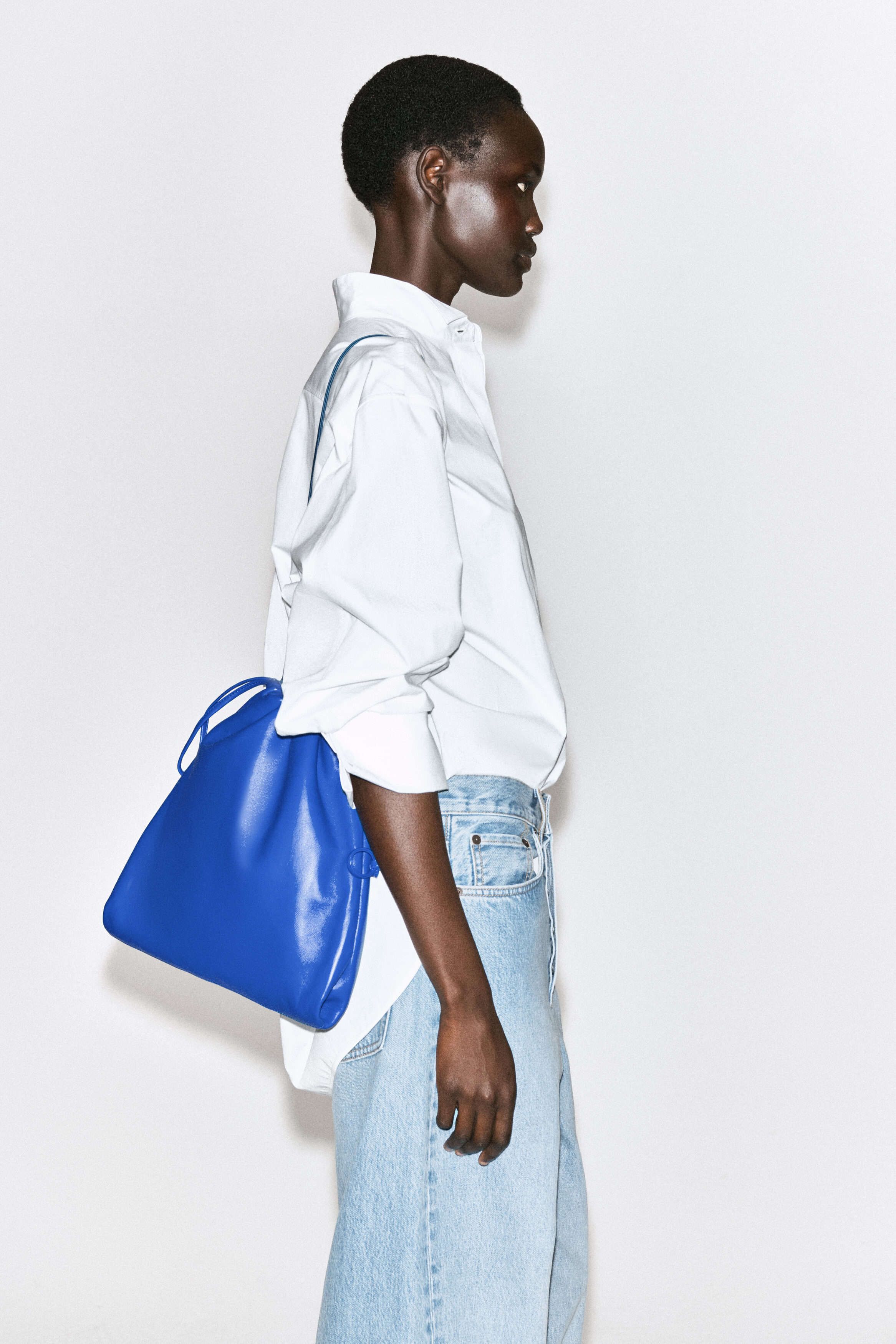 DRAWSTRING CROSSBODY BAG - LEATHER - COBALT BLUE