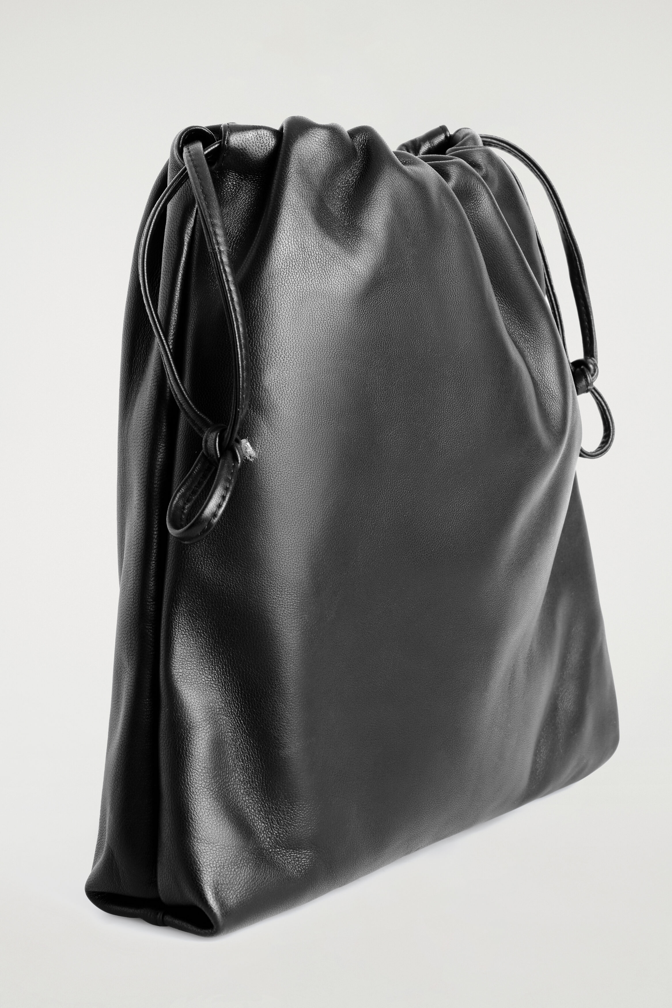 DRAWSTRING CROSSBODY BAG - LEATHER - BLACK