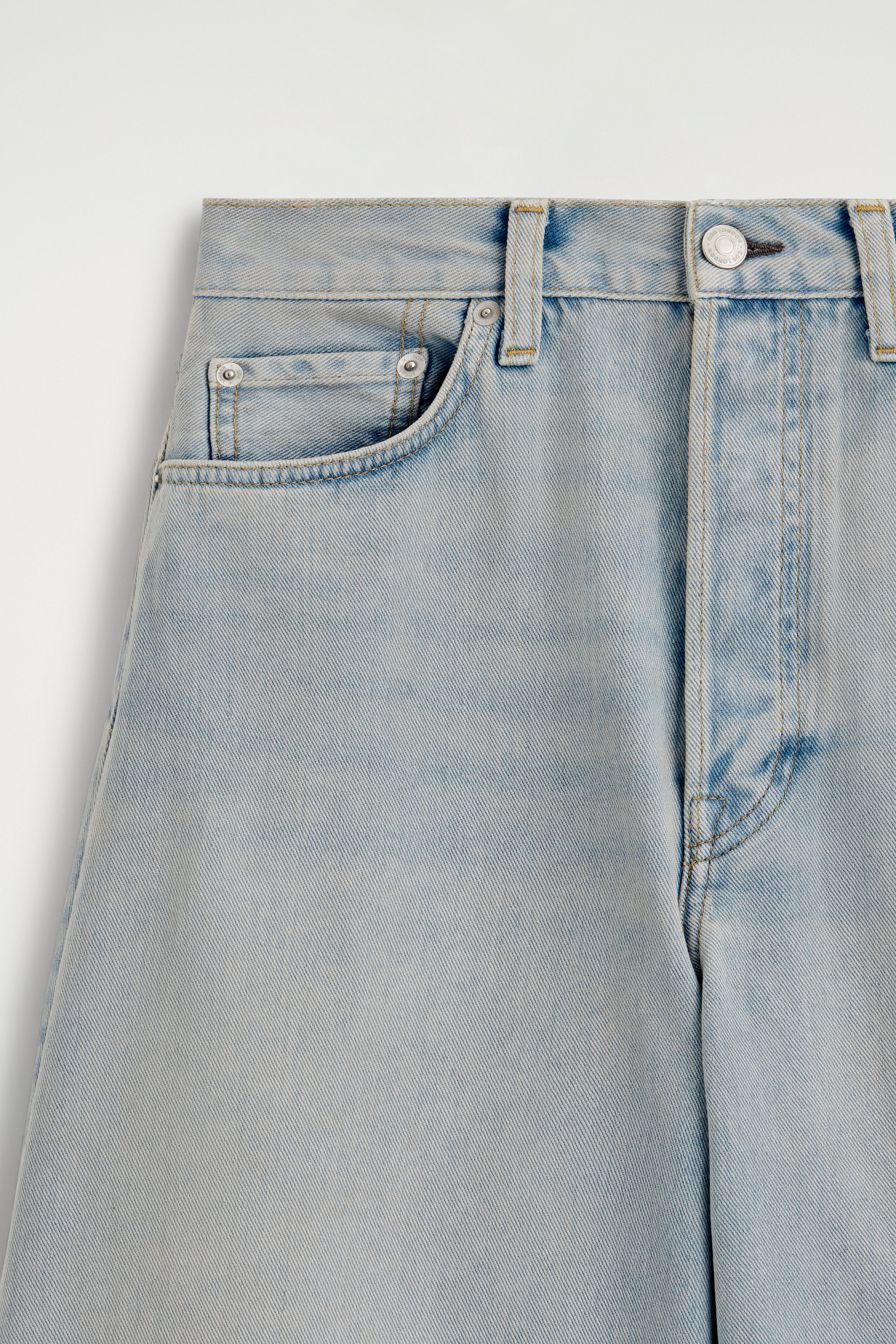 KNEE-LENGTH DENIM SHORTS - LIGHT BLUE