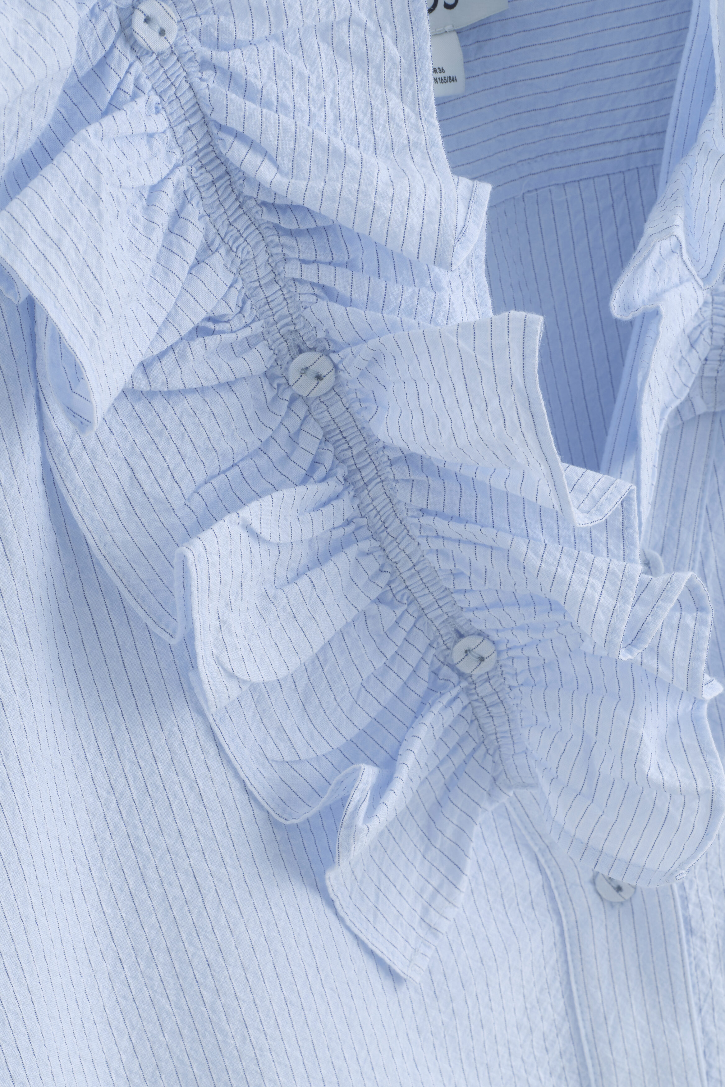 RUFFLE-COLLAR SEERSUCKER BLOUSE - BLUE / STRIPED