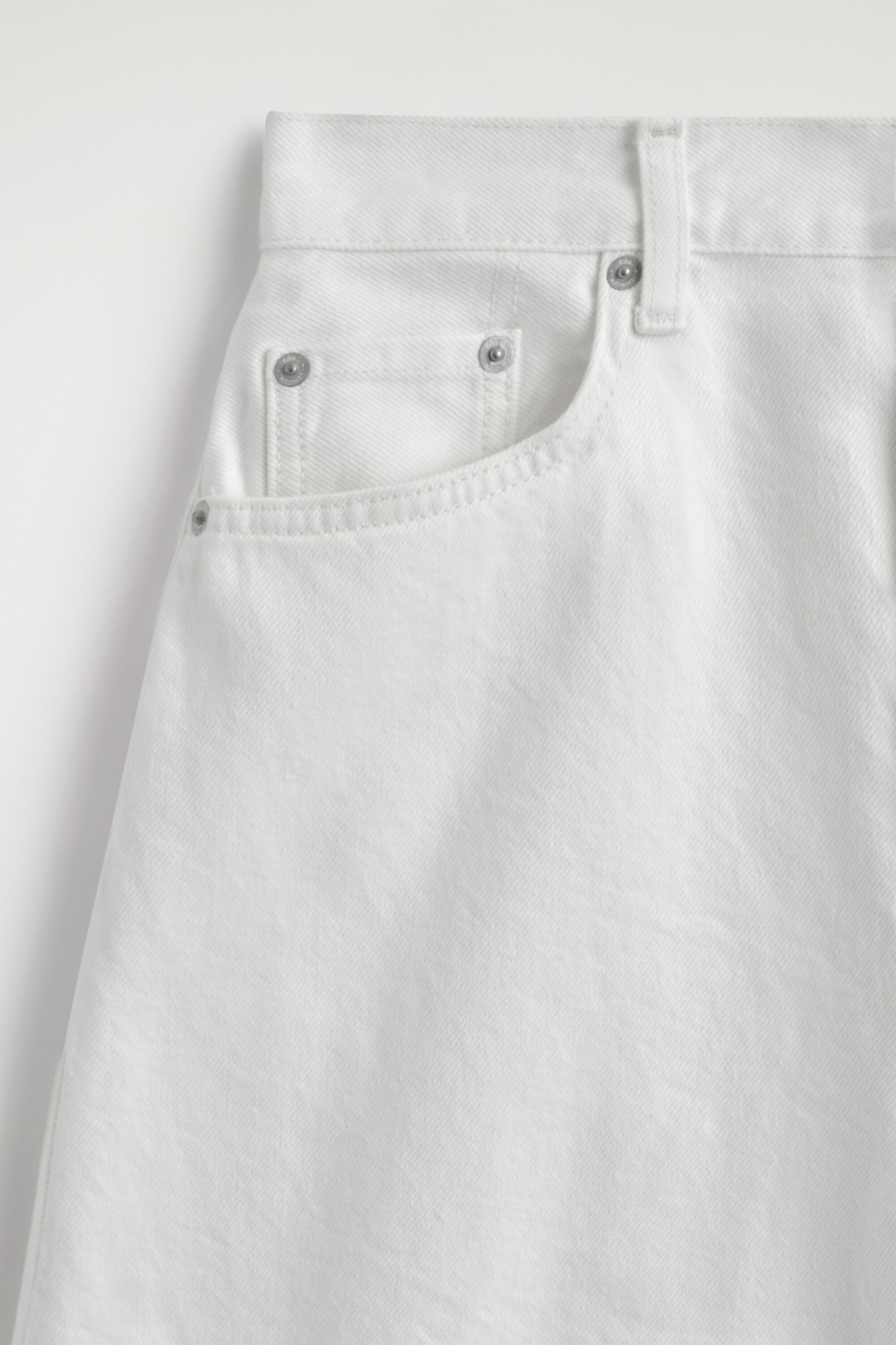 KNEE-LENGTH DENIM SHORTS - WHITE