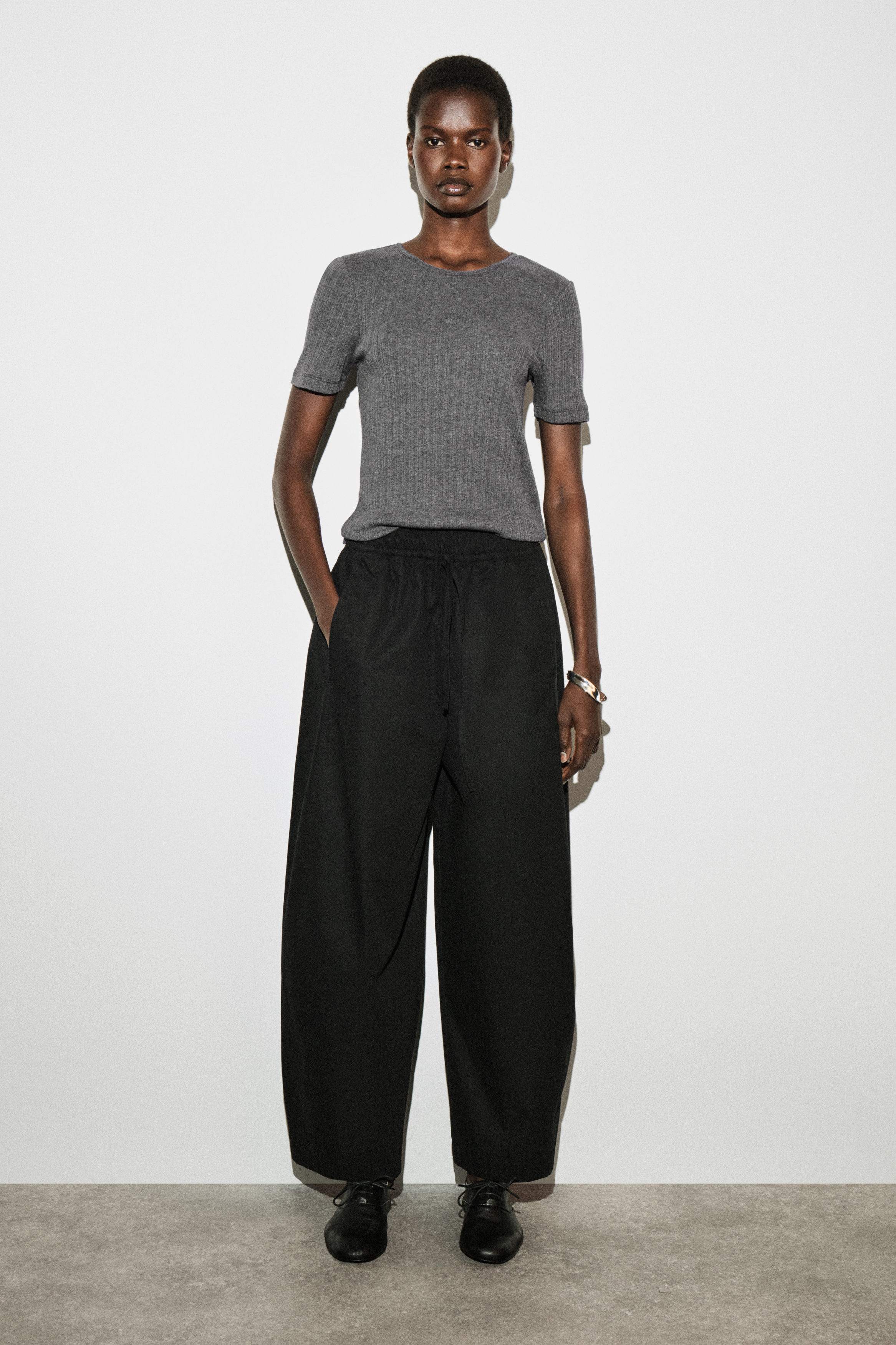 ELASTICATED BARREL-LEG PANTS - BLACK