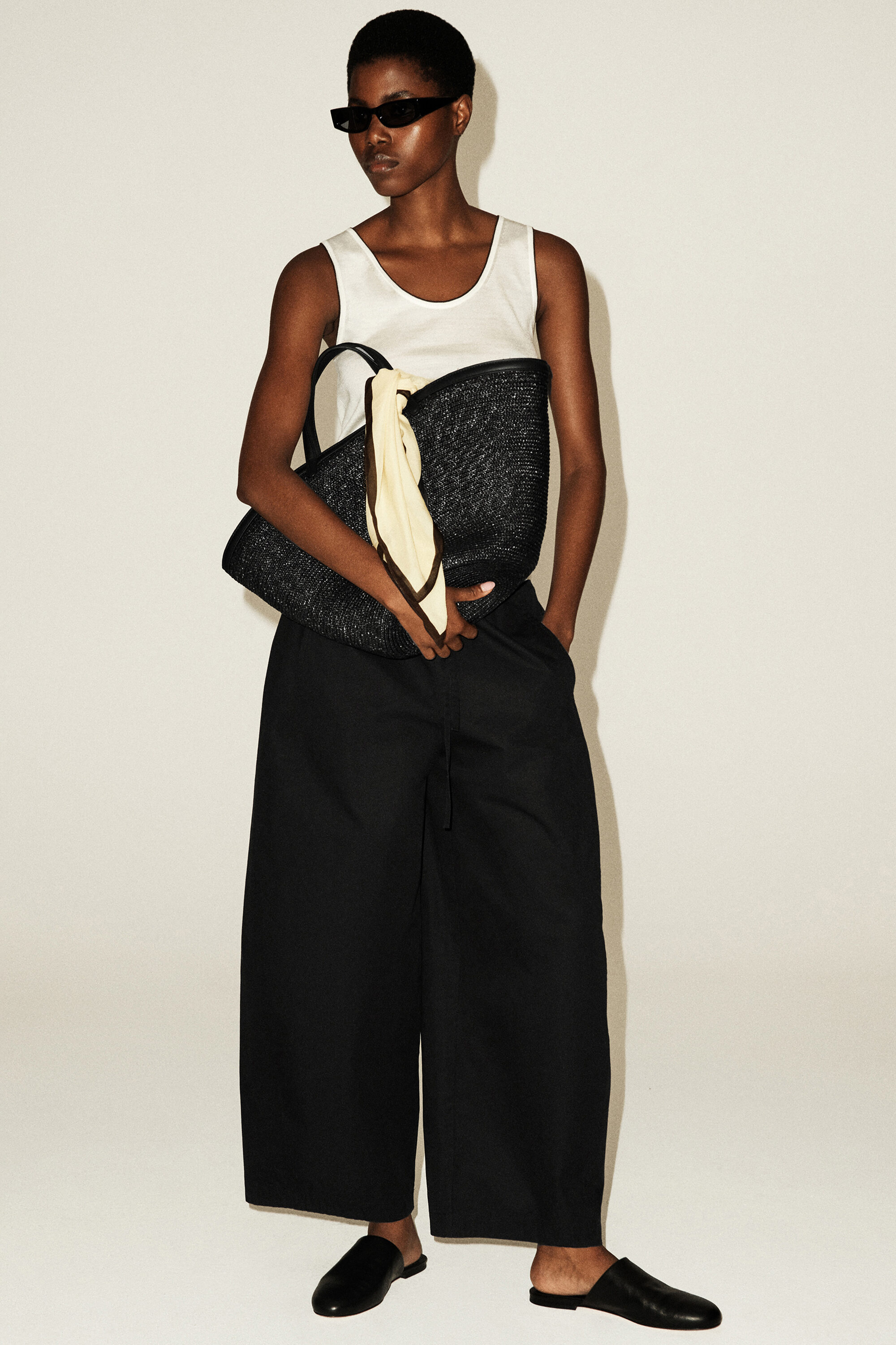 ELASTICATED BARREL-LEG PANTS - BLACK