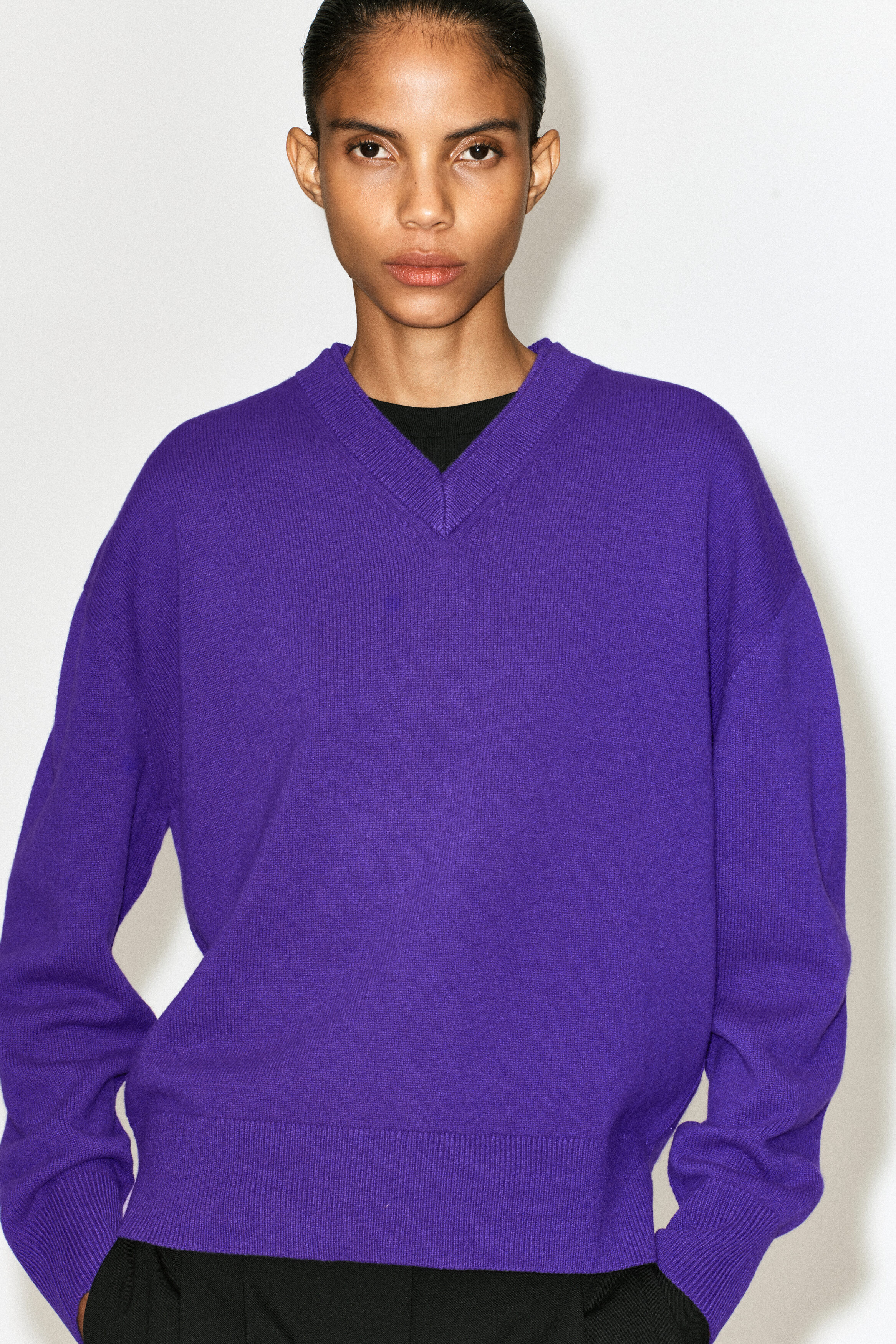 MERINO WOOL LAYERED V-NECK SWEATER - PURPLE