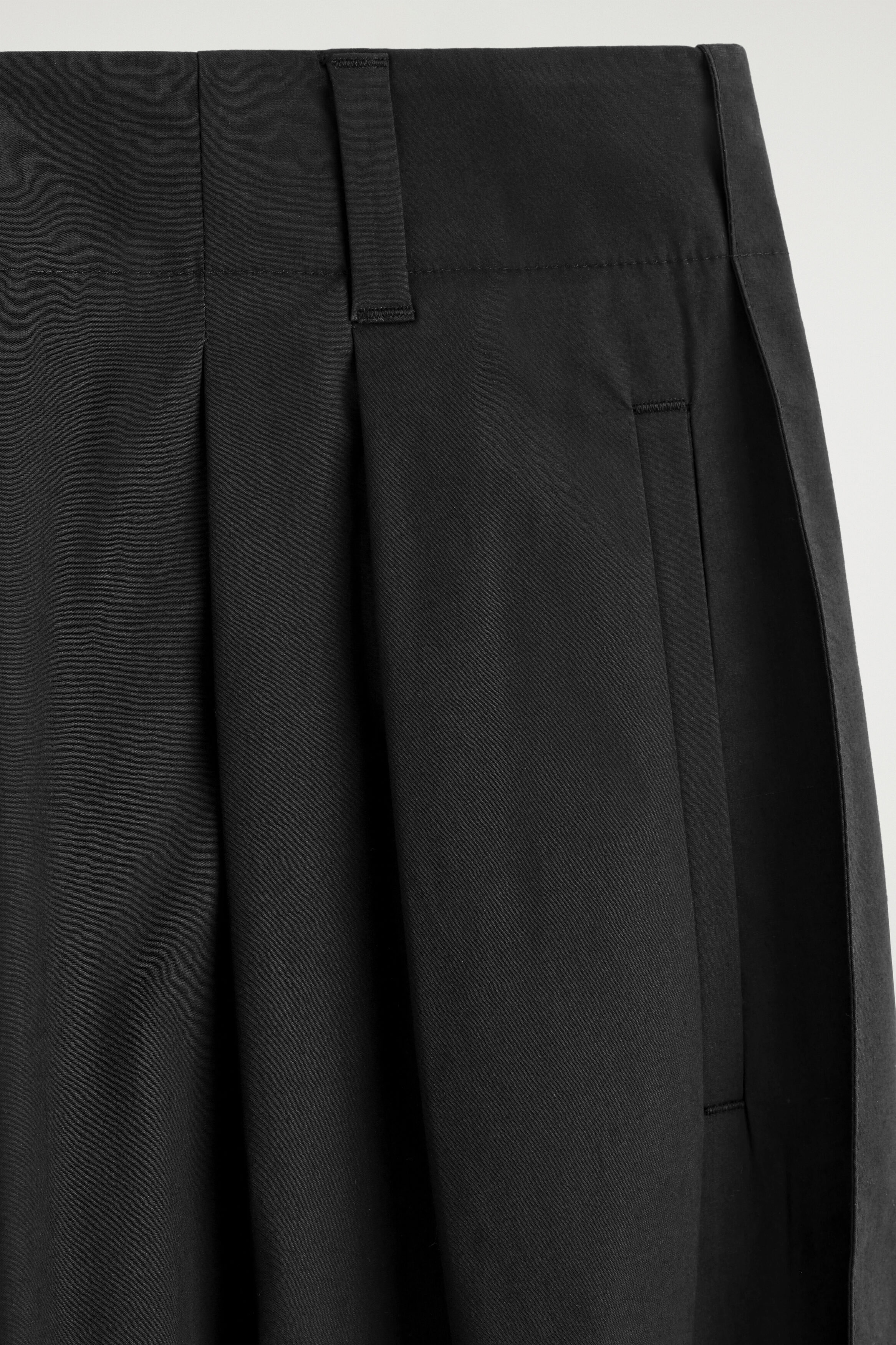 PLEATED TAPERED UTILITY PANTS - BLACK