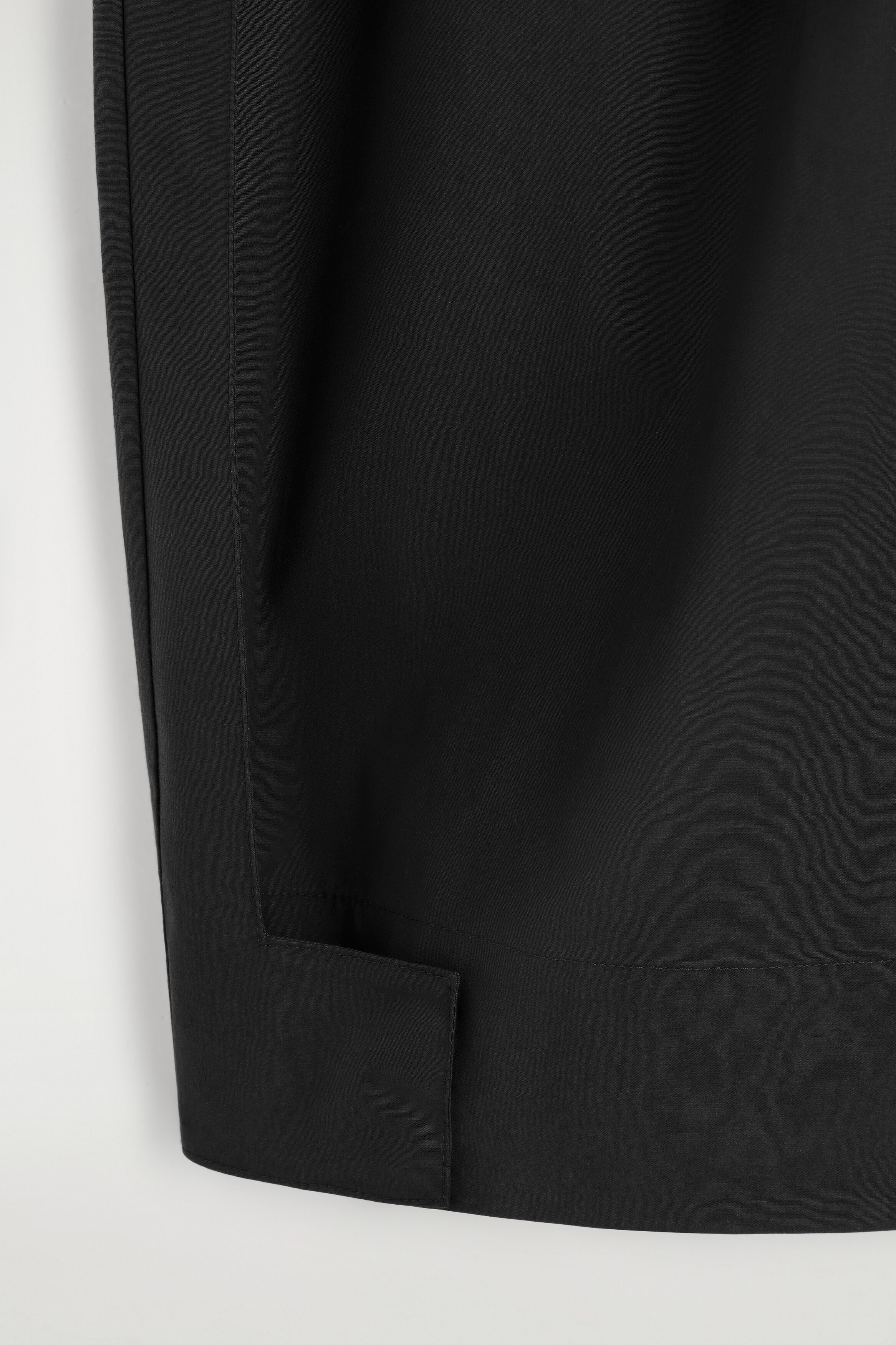 PLEATED TAPERED UTILITY PANTS - BLACK