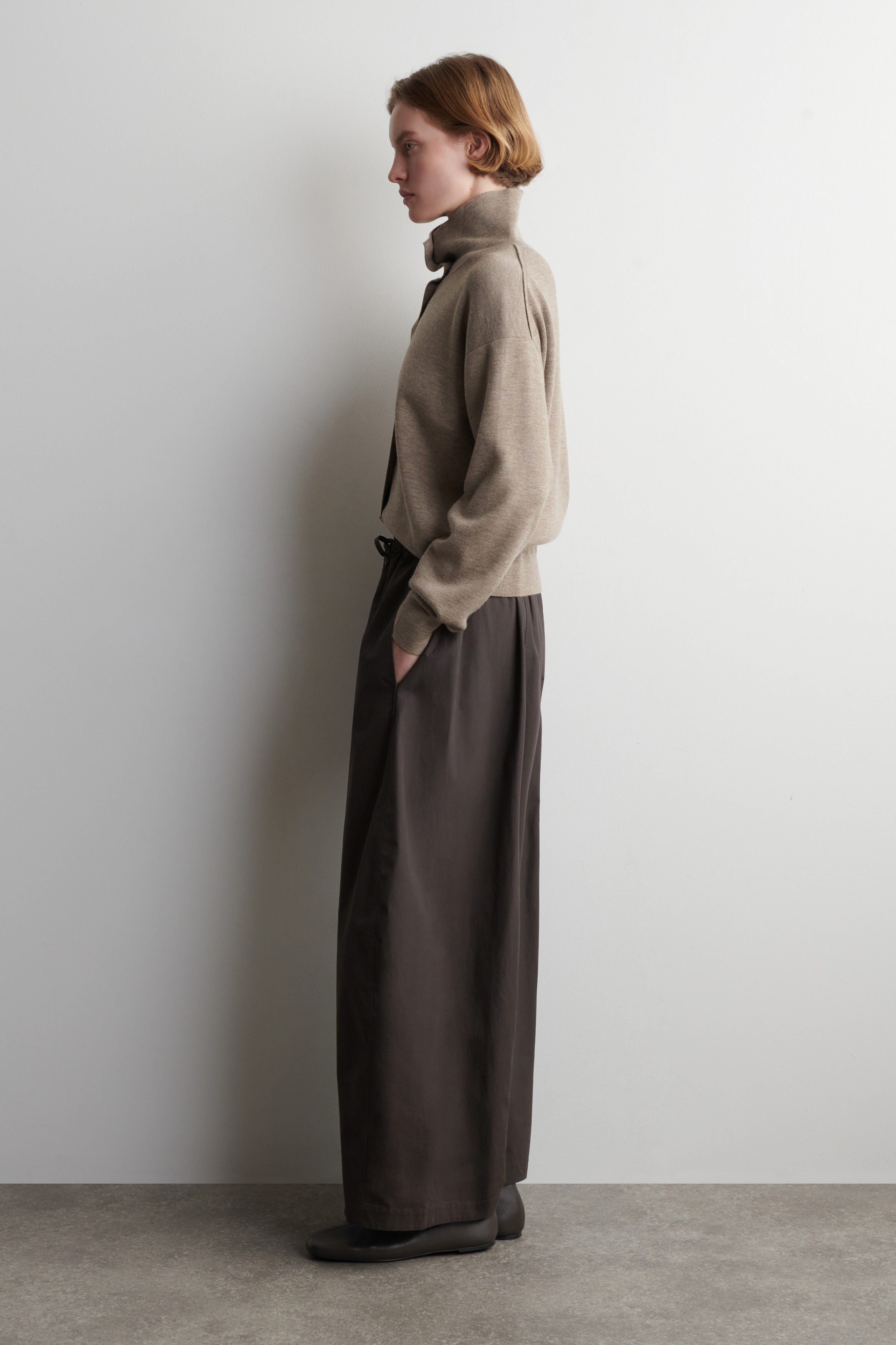 ELASTICATED BARREL-LEG PANTS - DARK BROWN