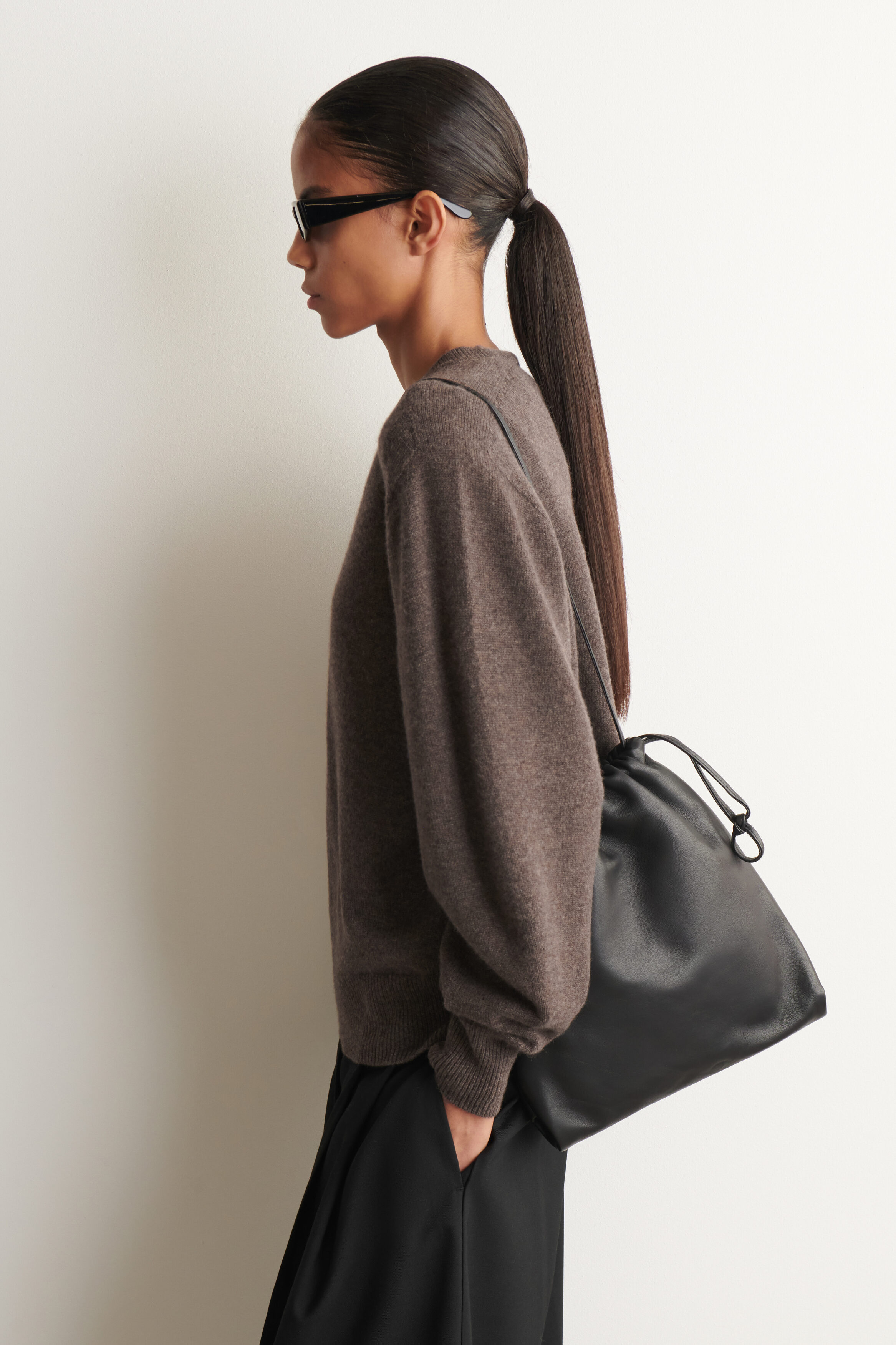 DRAWSTRING CROSSBODY BAG - LEATHER - BLACK