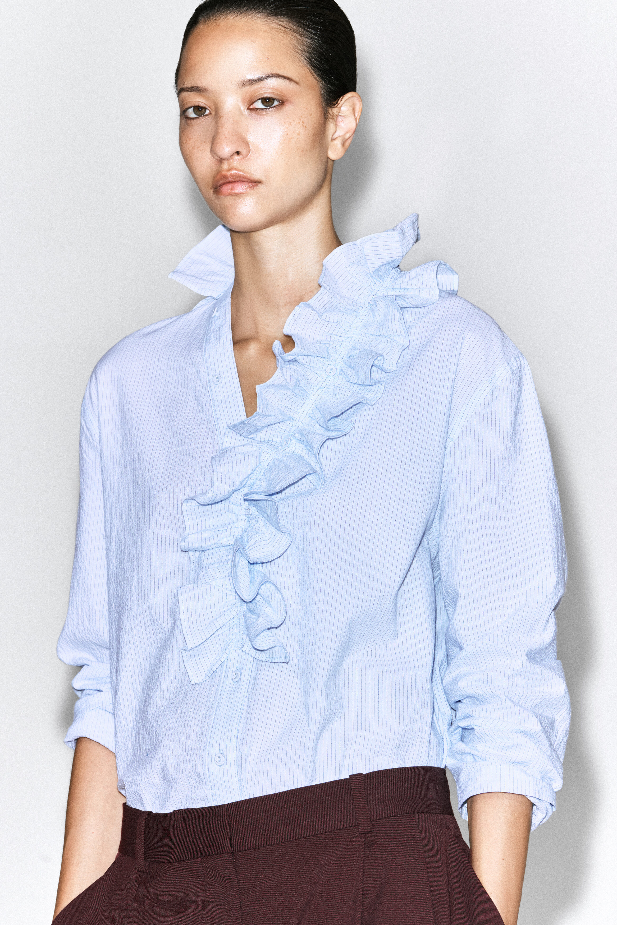 RUFFLE-COLLAR SEERSUCKER BLOUSE - BLUE / STRIPED