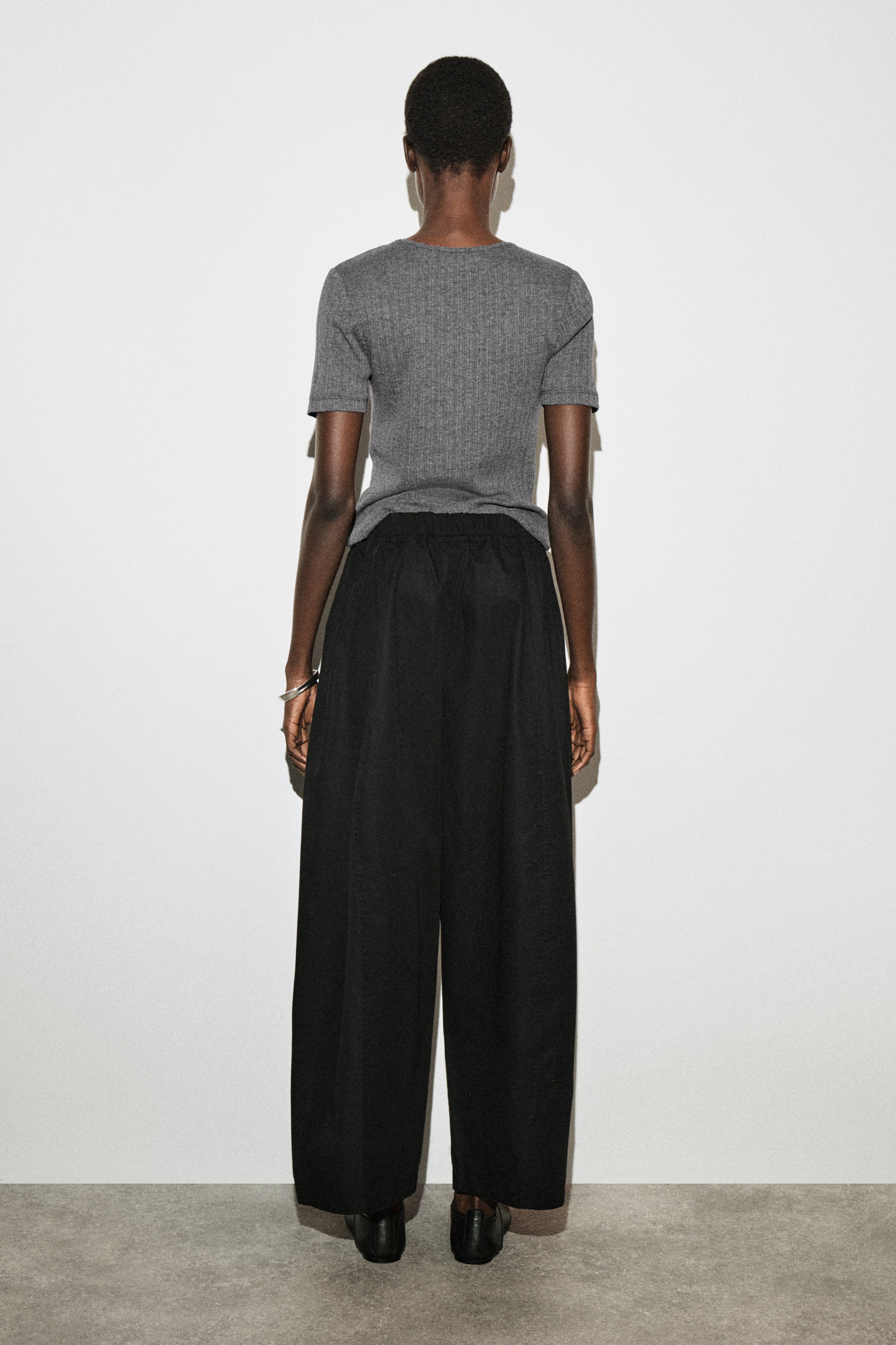 ELASTICATED BARREL-LEG PANTS - BLACK