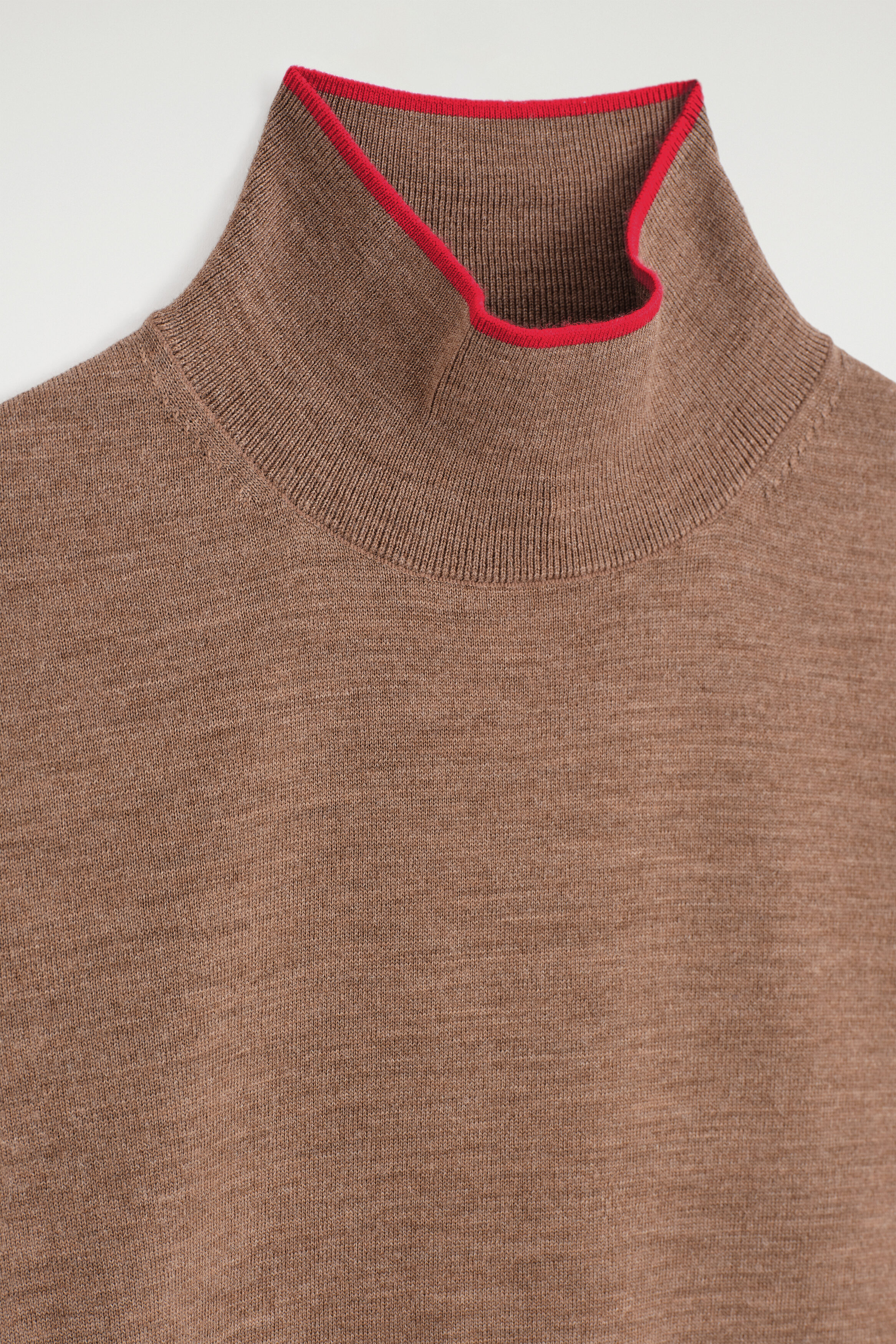 MERINO WOOL TURTLENECK TOP - BEIGE MÉLANGE / RED