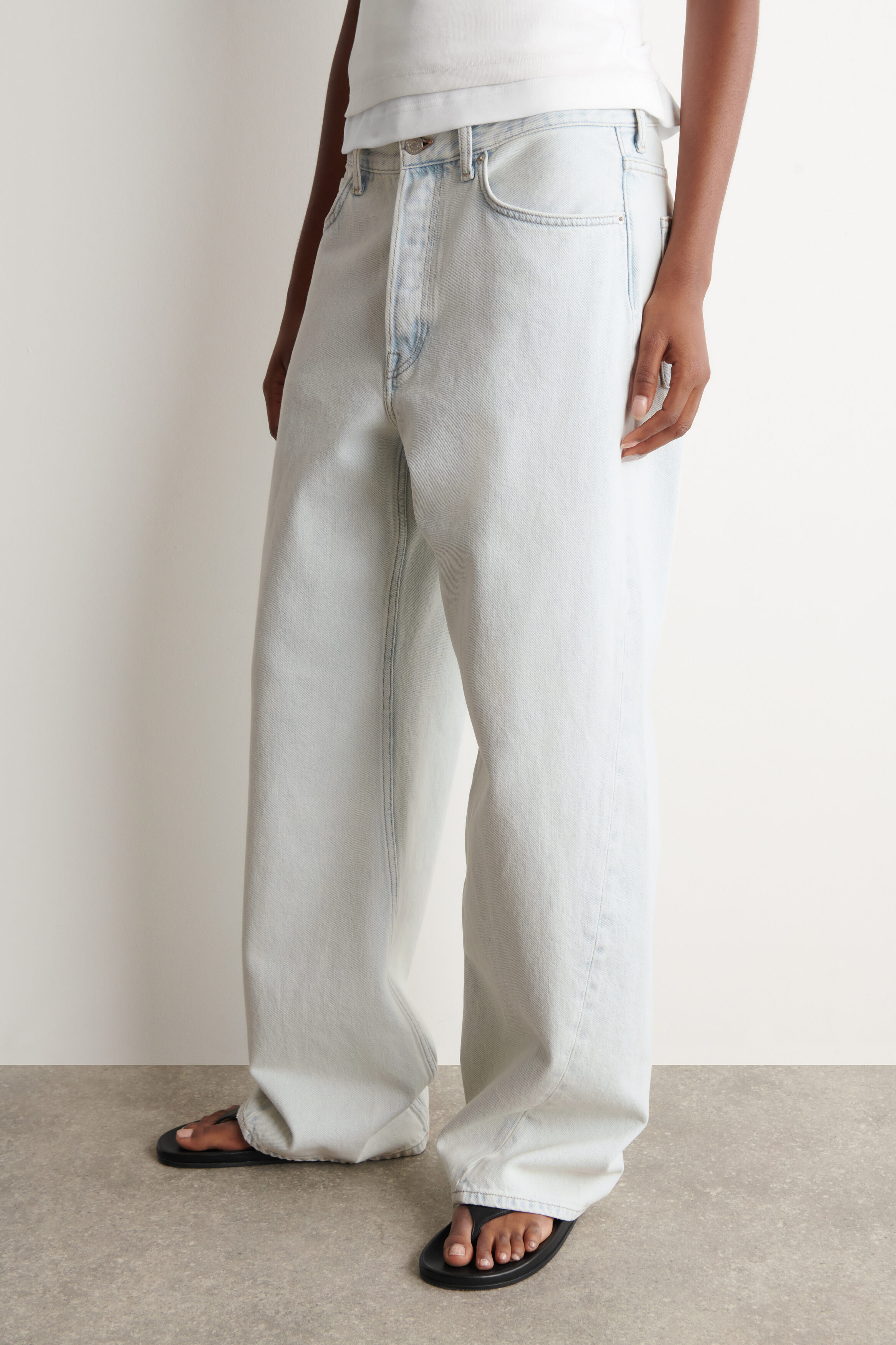 FACADE STRAIGHT-LEG JEANS - BLEACHED BLUE