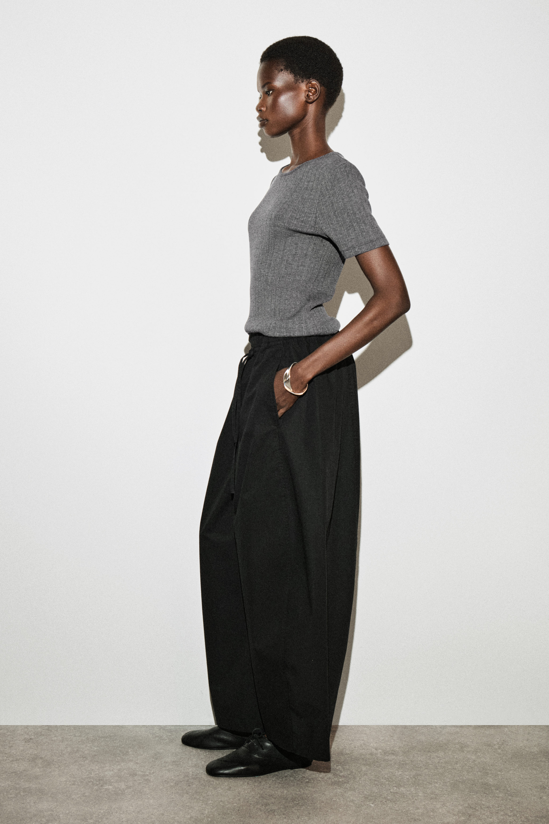 ELASTICATED BARREL-LEG PANTS - BLACK