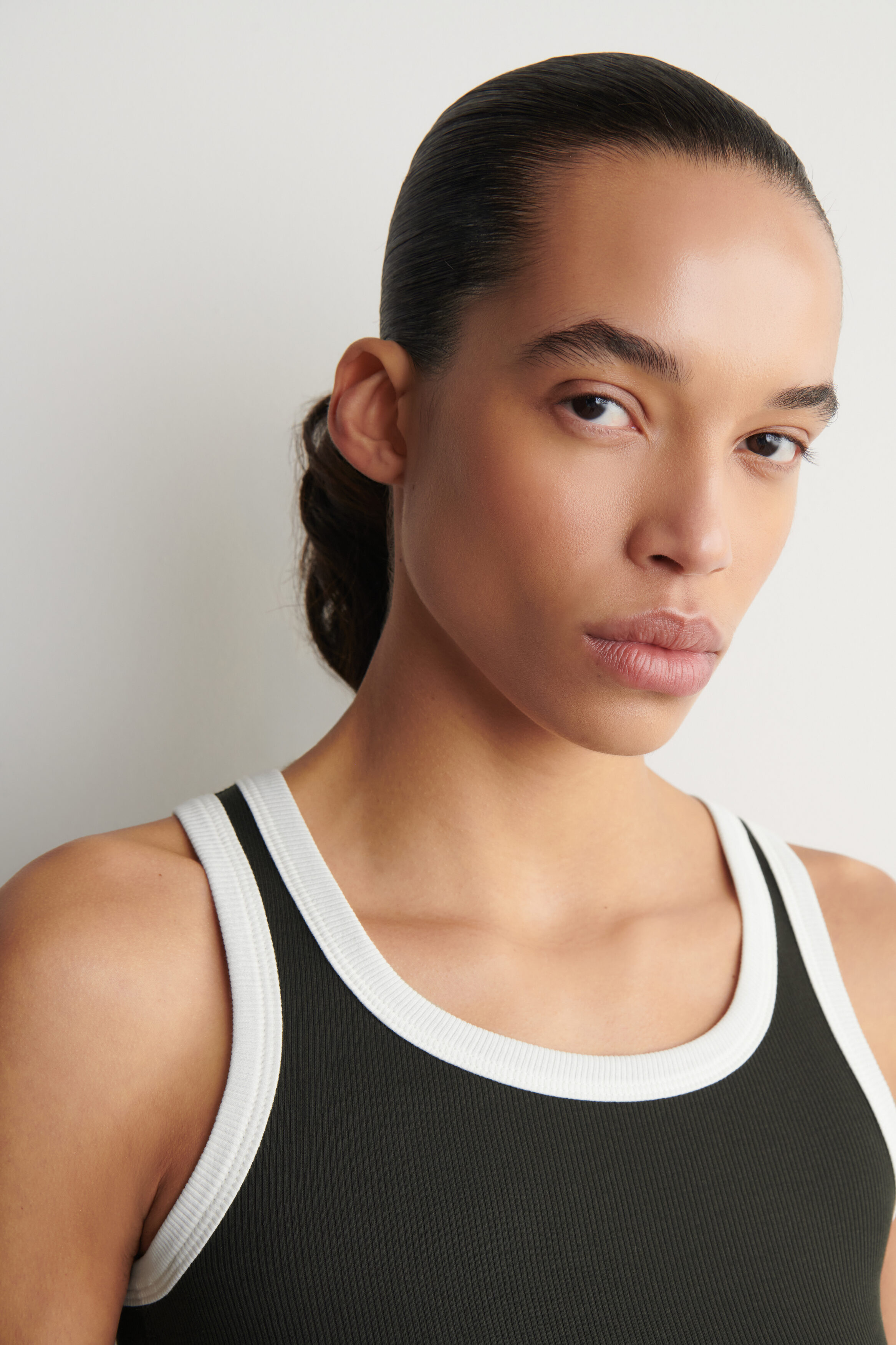 RIBBED COTTON TANK TOP - KHAKI / WHITE
