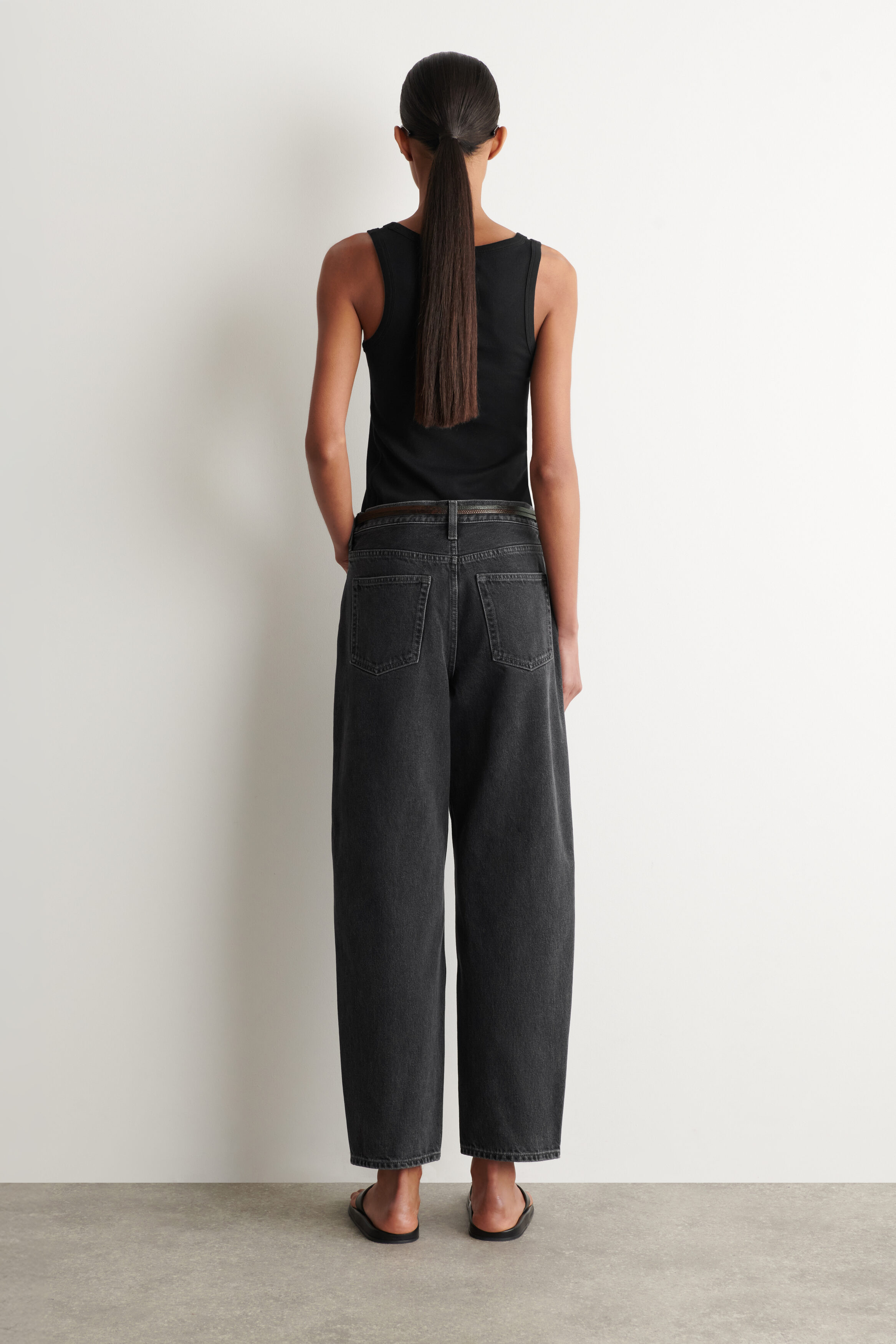 ARCH TAPERED JEANS - BLACK