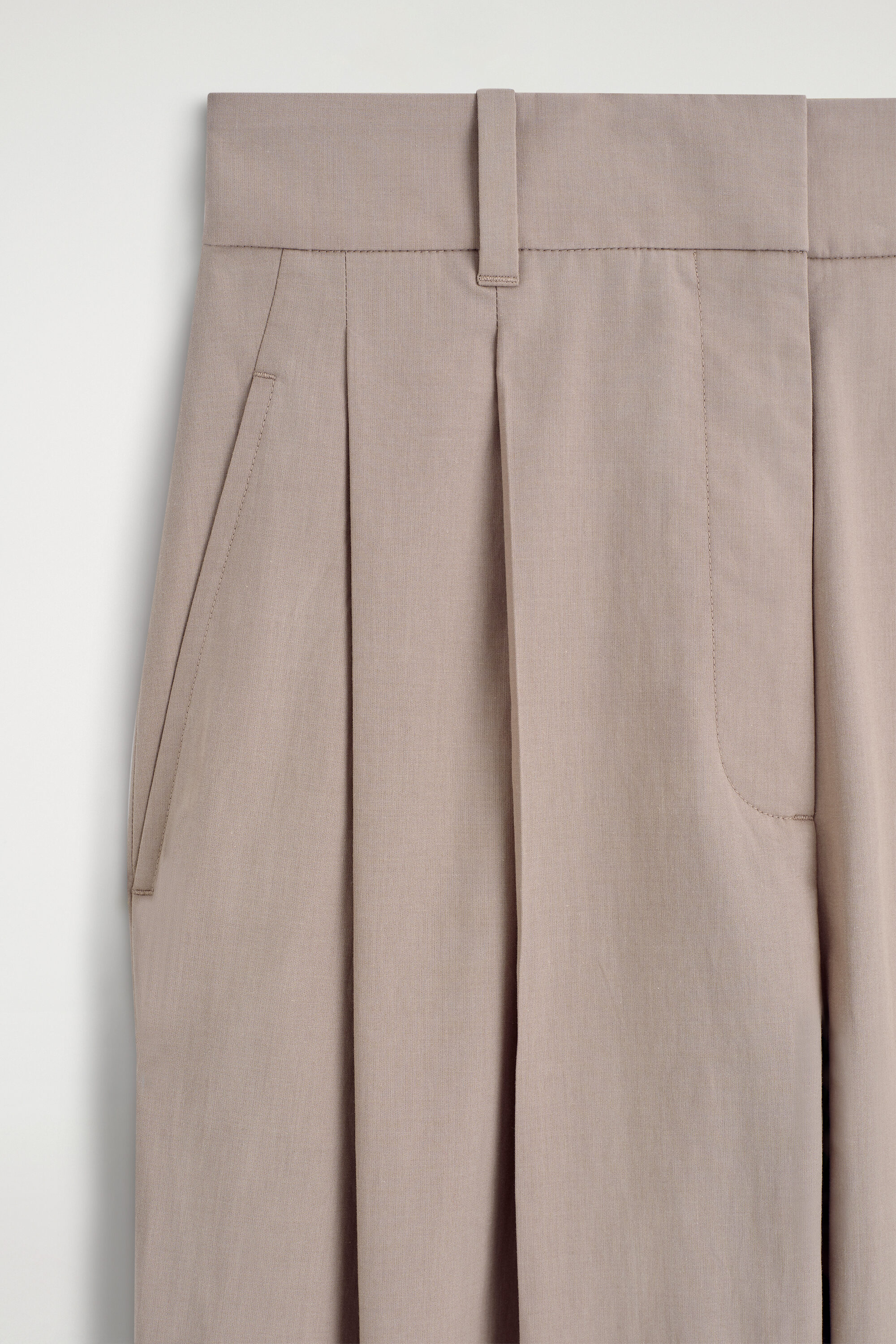 TAILORED COTTON BARREL-LEG PANTS - BEIGE