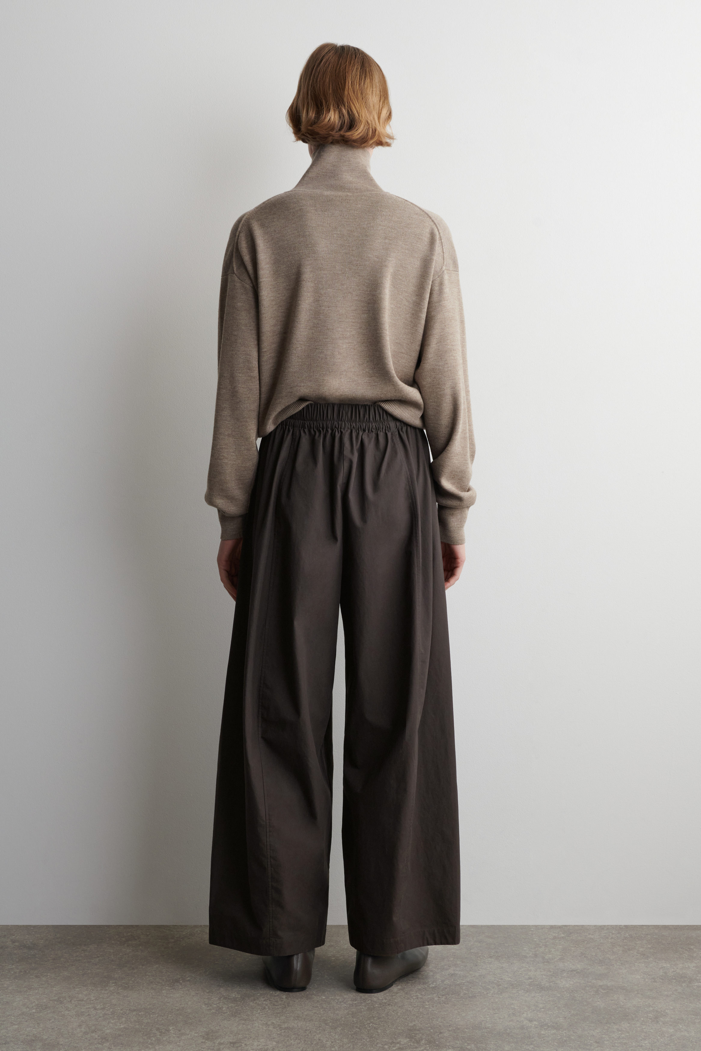 ELASTICATED BARREL-LEG PANTS - DARK BROWN