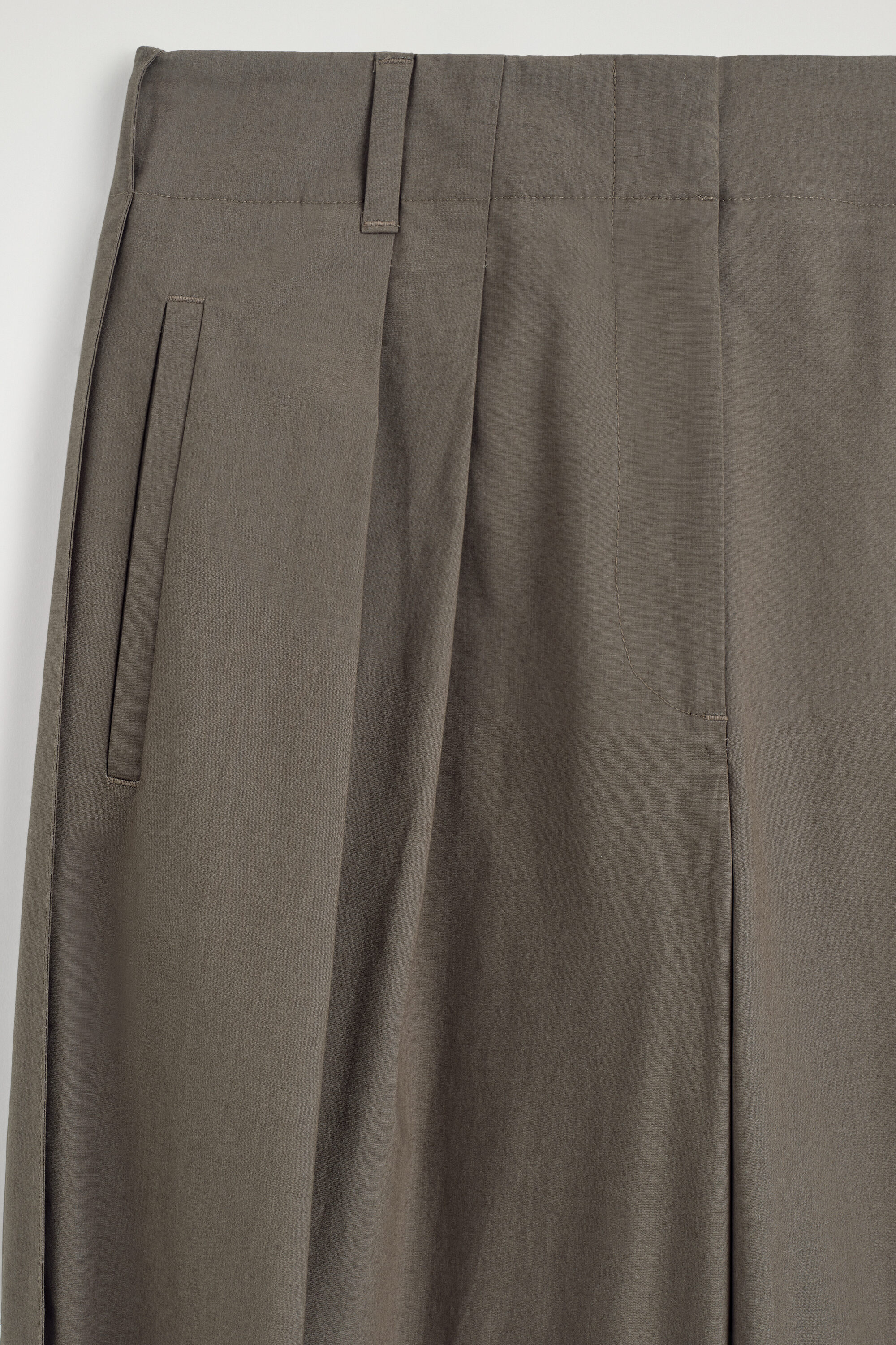 PLEATED TAPERED UTILITY PANTS - BROWN