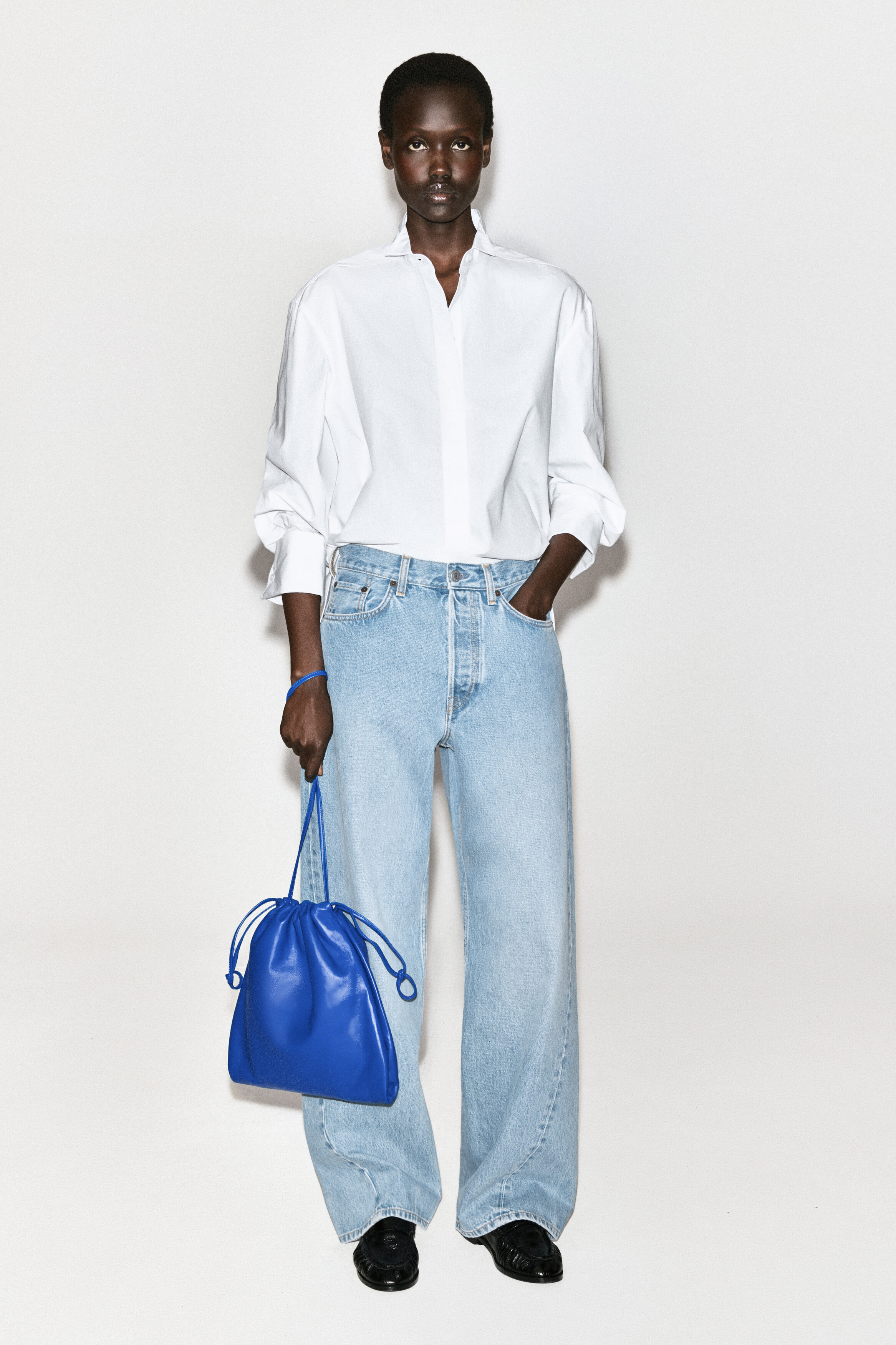 DRAWSTRING CROSSBODY BAG - LEATHER - COBALT BLUE