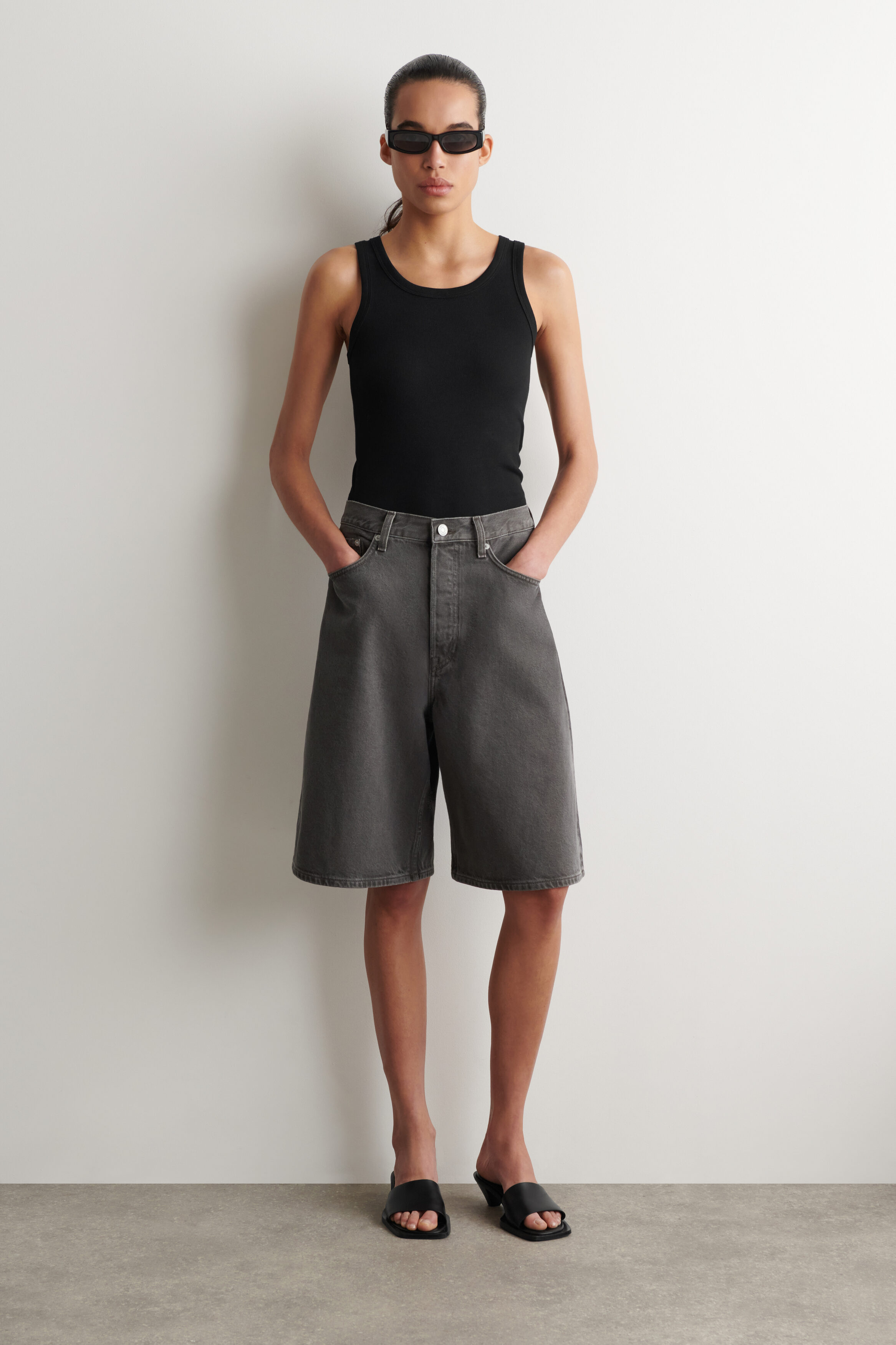 KNEE-LENGTH DENIM SHORTS - DARK BROWN