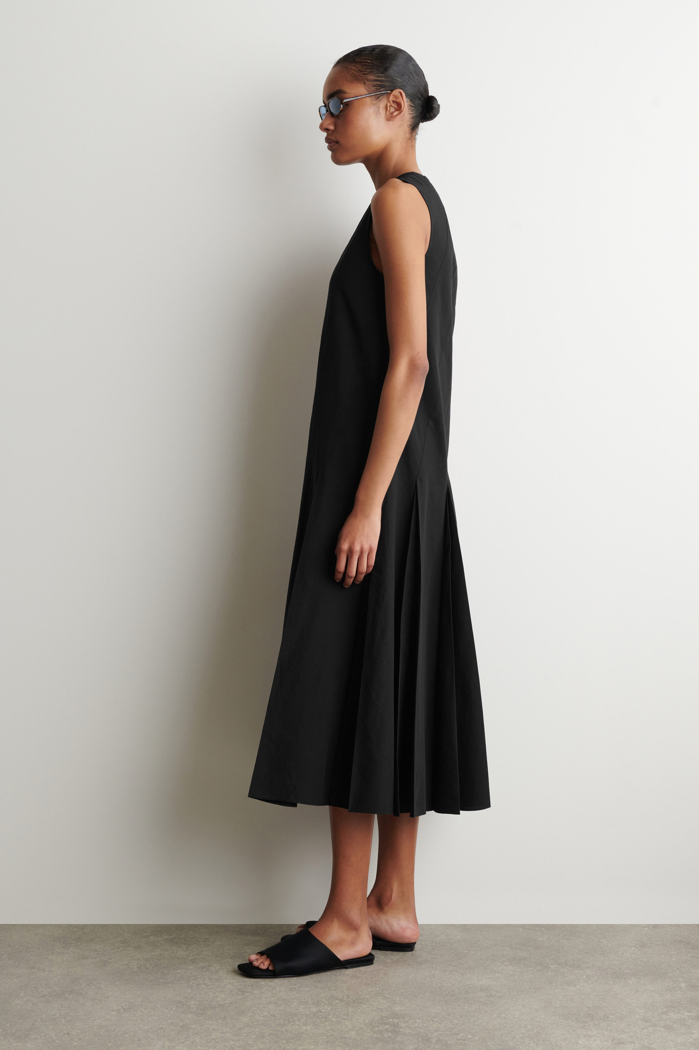 PLEATED COTTON-LINEN MAXI DRESS - BLACK