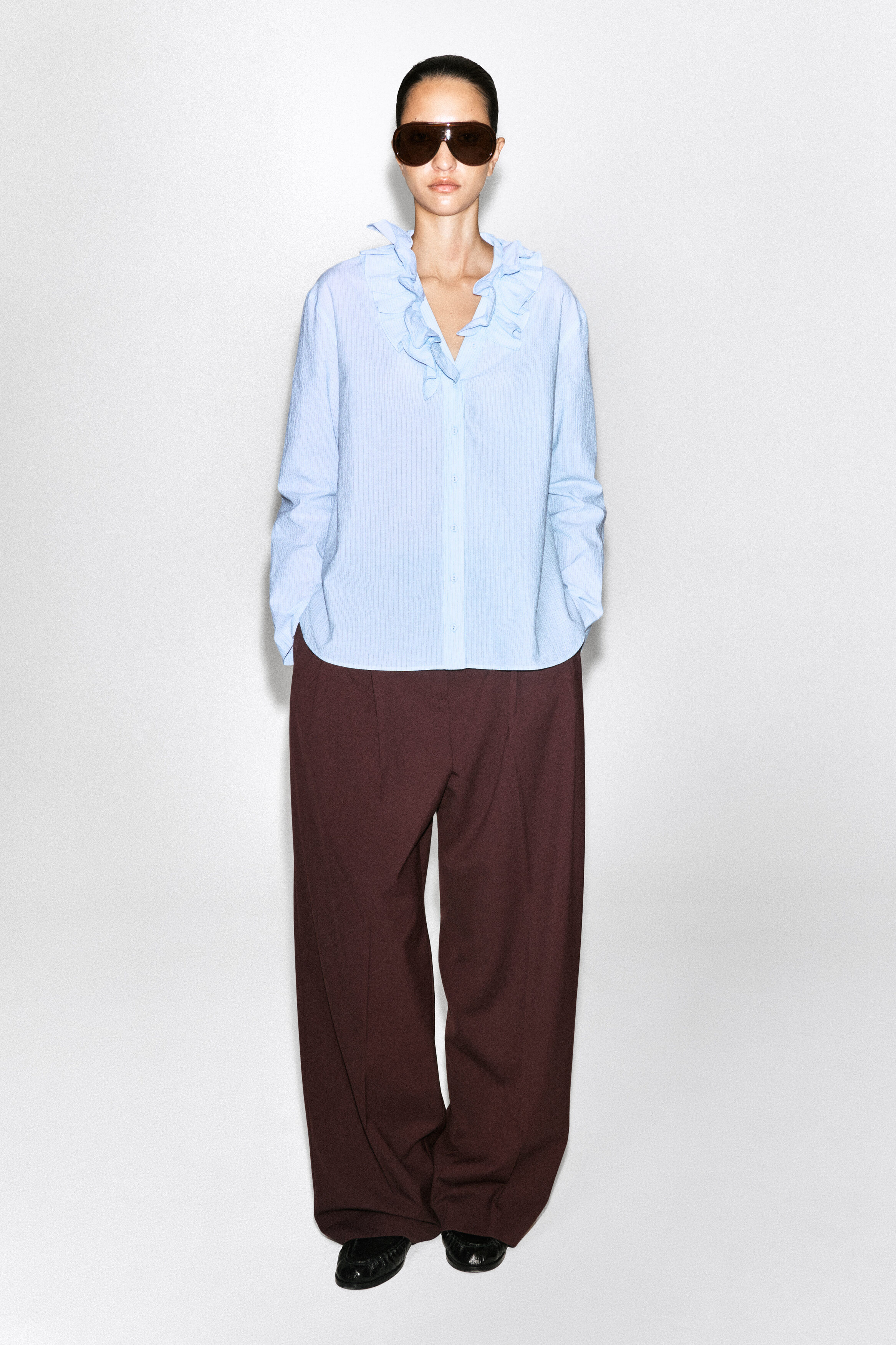 RUFFLE-COLLAR SEERSUCKER BLOUSE - BLUE / STRIPED