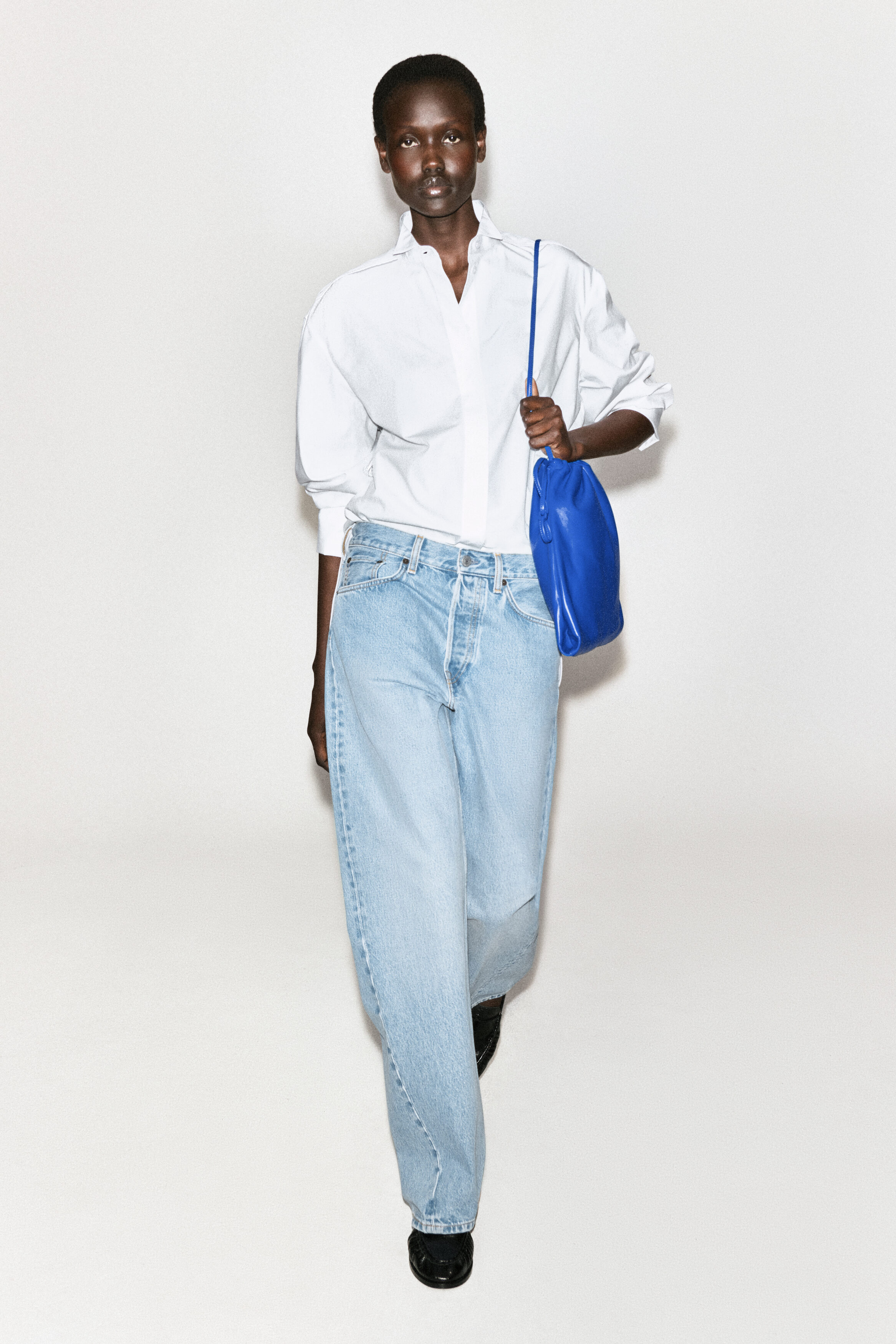 DRAWSTRING CROSSBODY BAG - LEATHER - COBALT BLUE