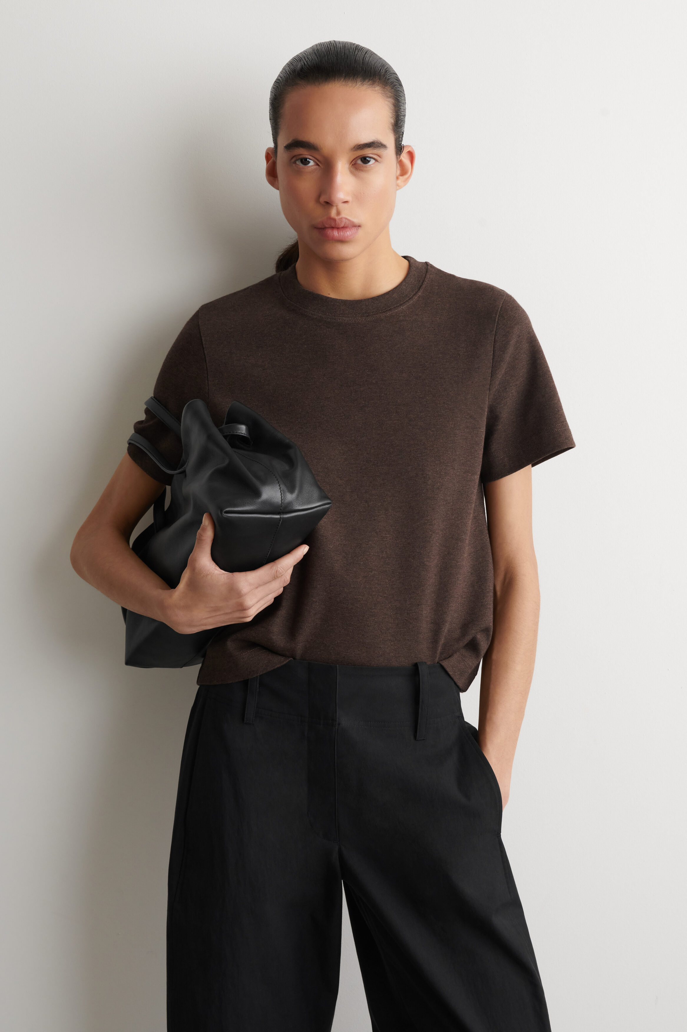 CLEAN CUT T-SHIRT - DARK BROWN