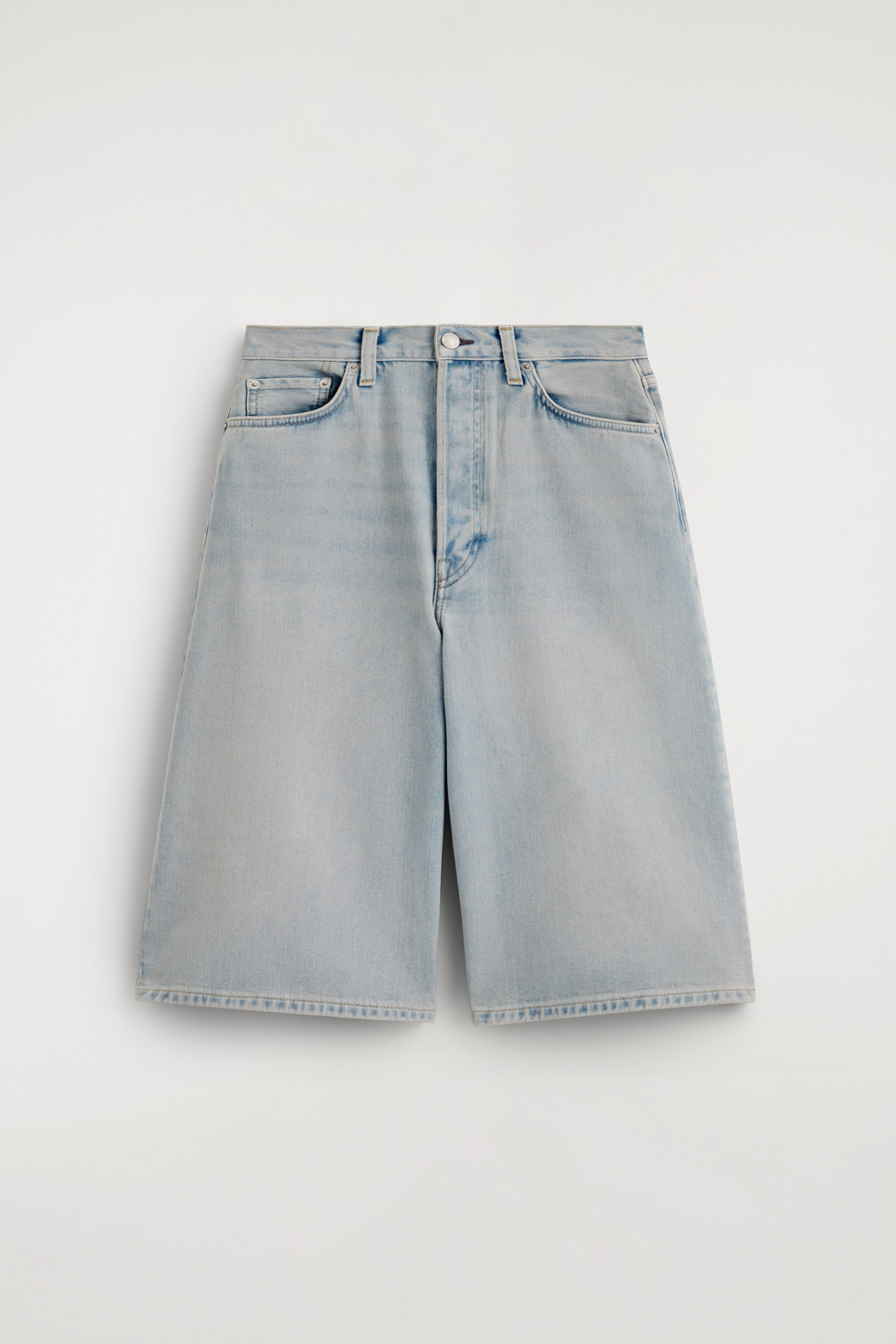 KNEE-LENGTH DENIM SHORTS - LIGHT BLUE