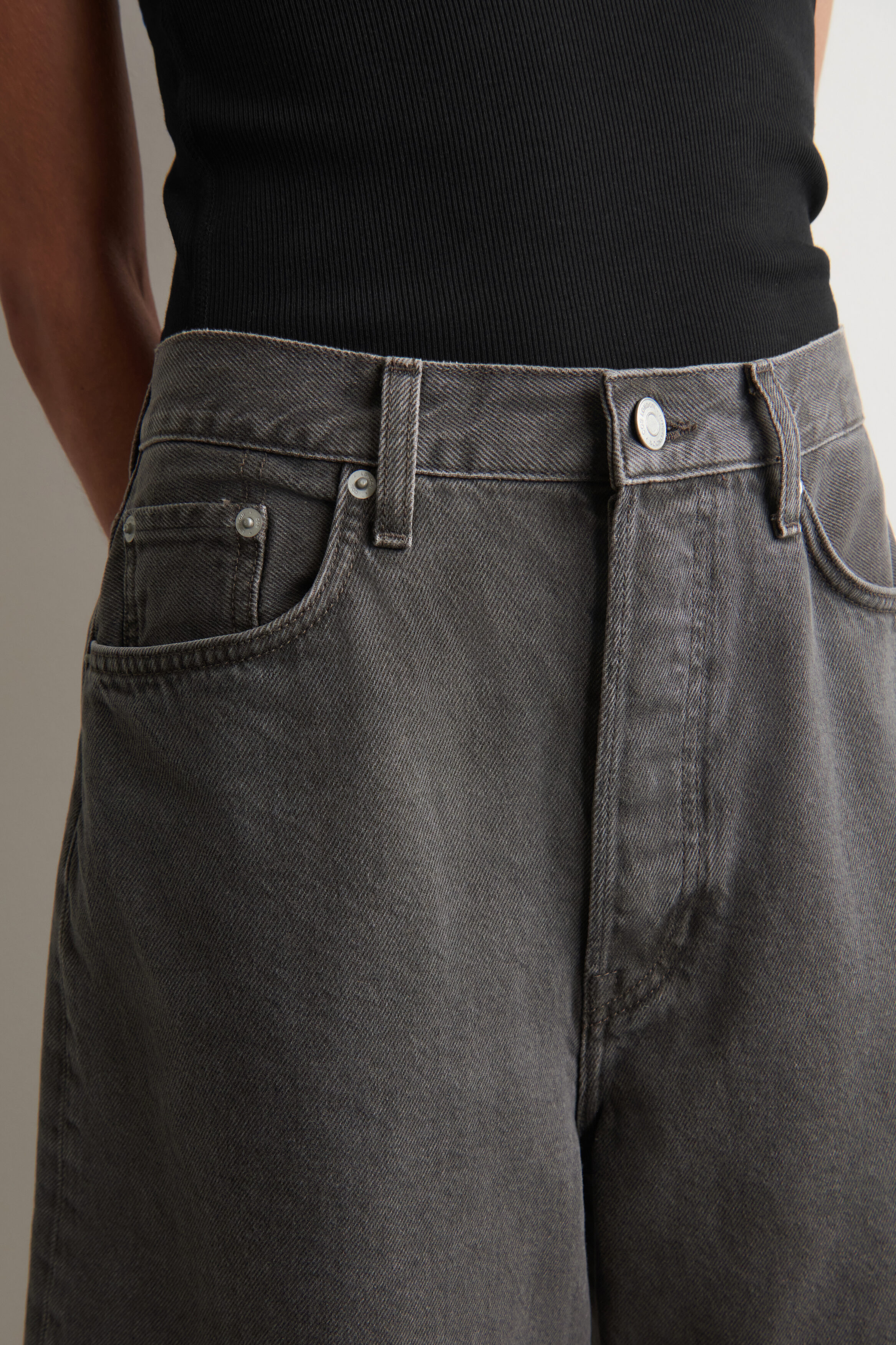 KNEE-LENGTH DENIM SHORTS - DARK BROWN