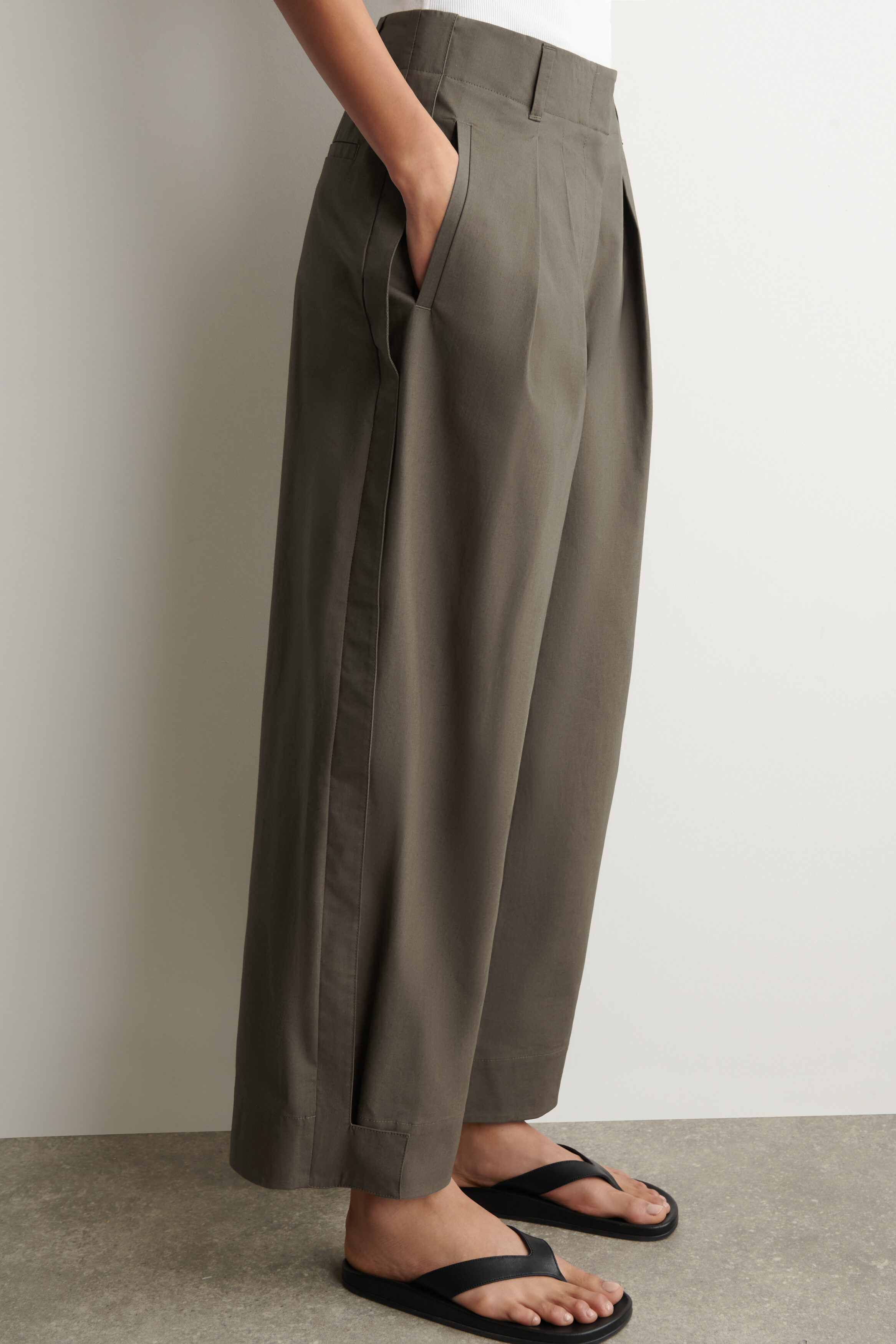 PLEATED TAPERED UTILITY PANTS - BROWN