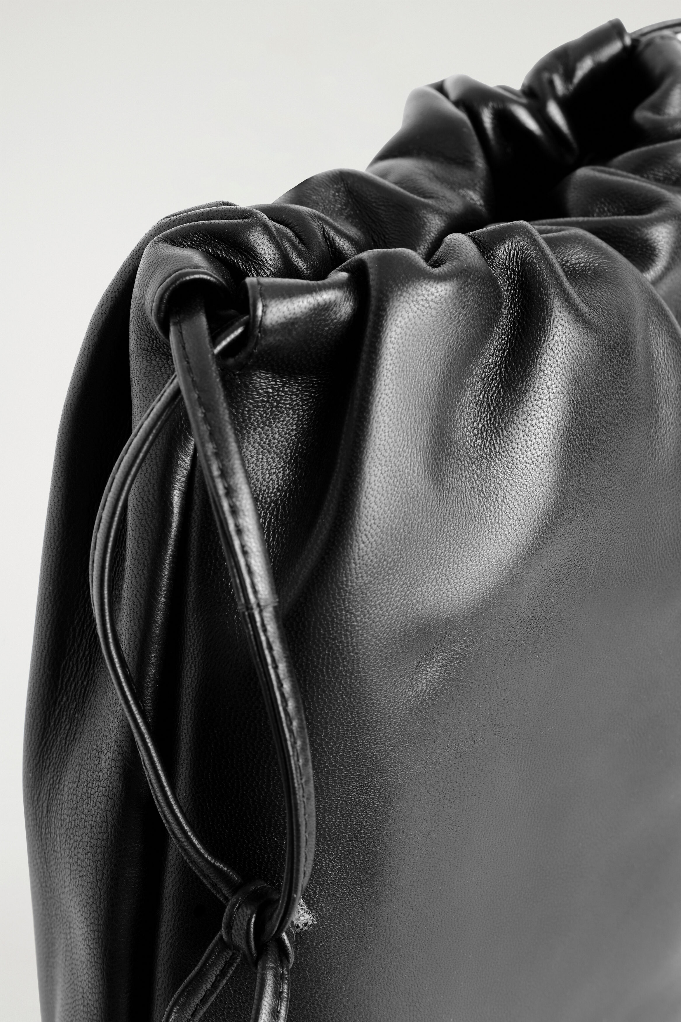 DRAWSTRING CROSSBODY BAG - LEATHER - BLACK