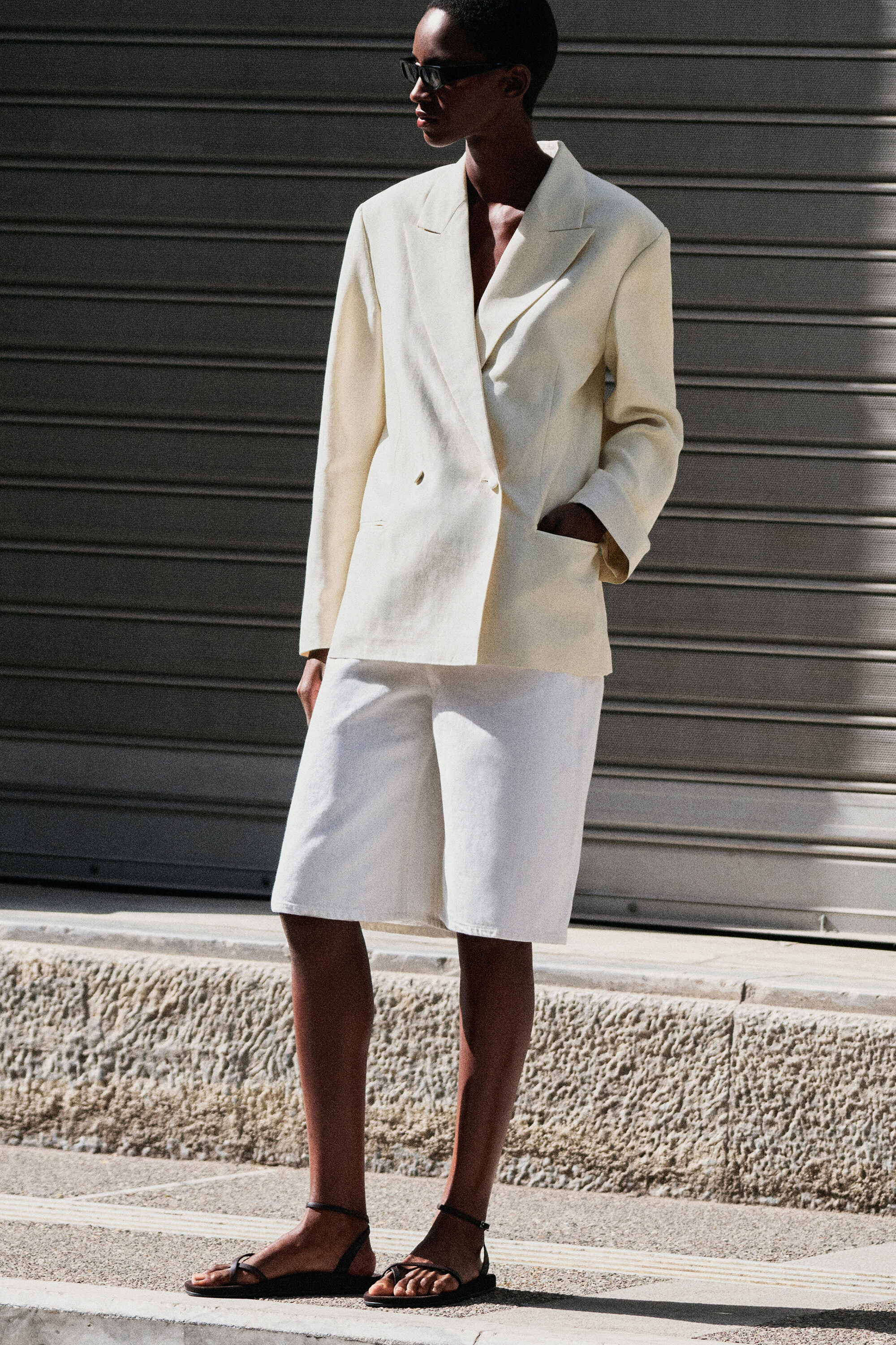 KNEE-LENGTH DENIM SHORTS - WHITE