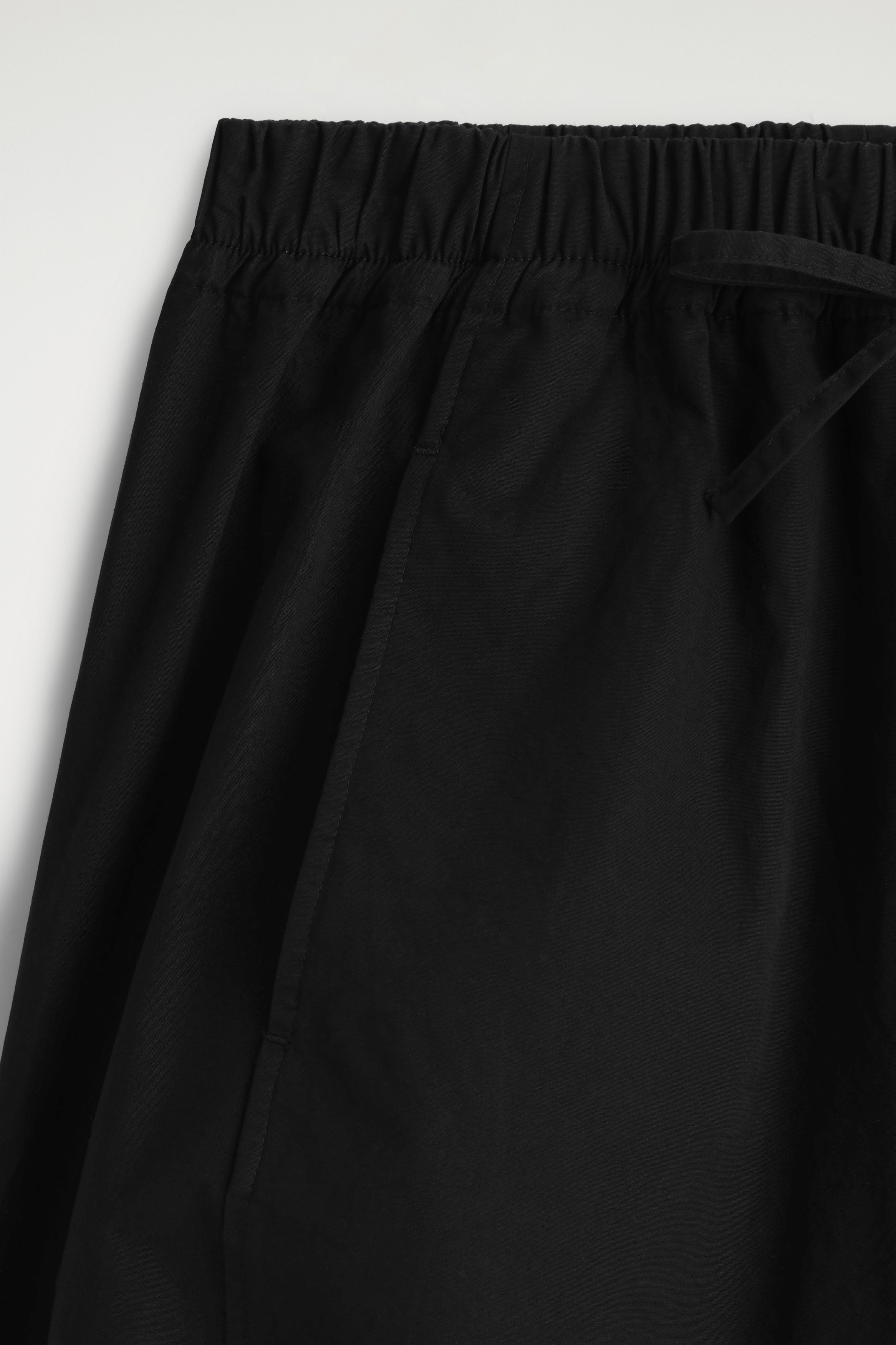 ELASTICATED BARREL-LEG PANTS - BLACK