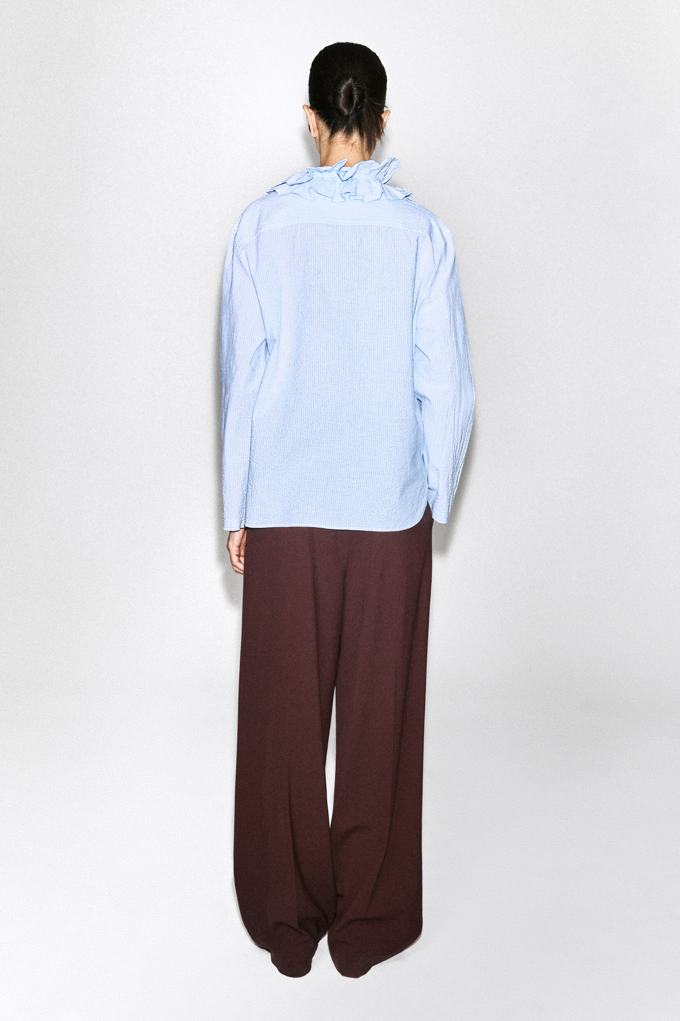 RUFFLE-COLLAR SEERSUCKER BLOUSE - BLUE / STRIPED