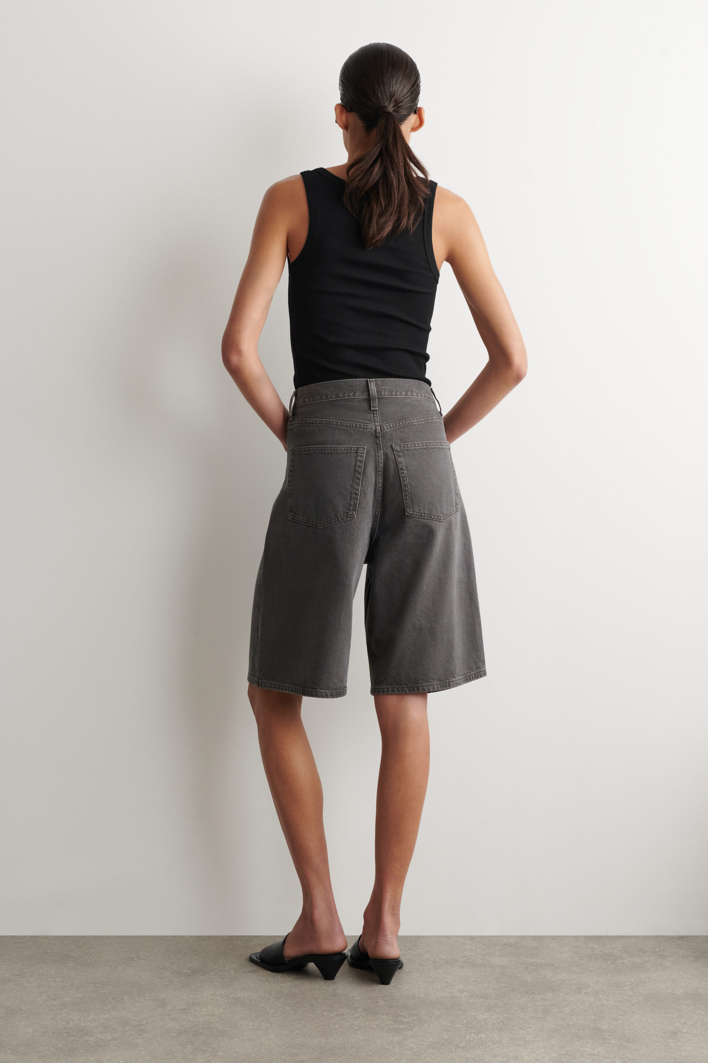 KNEE-LENGTH DENIM SHORTS - DARK BROWN