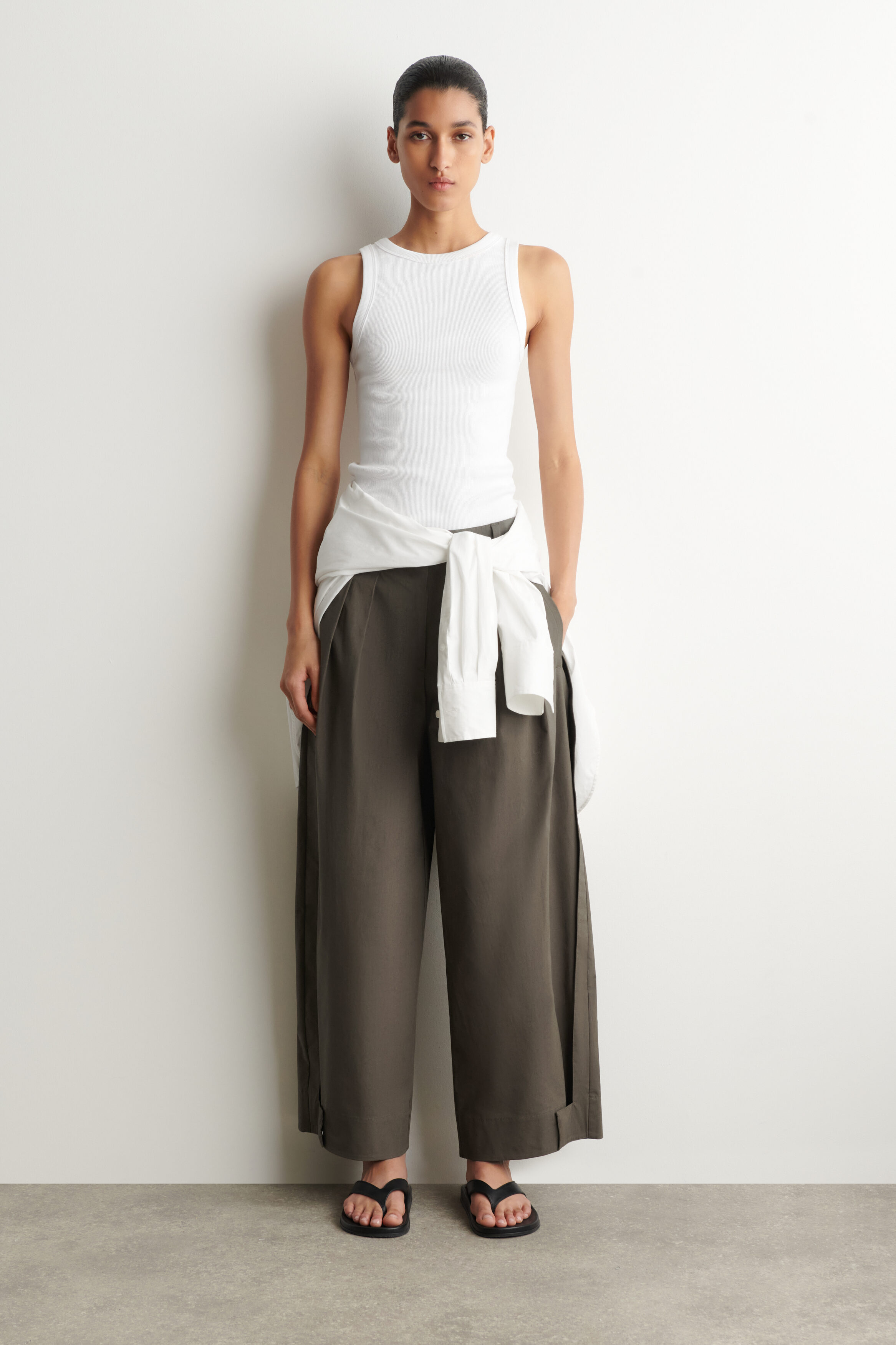 PLEATED TAPERED UTILITY PANTS - BROWN