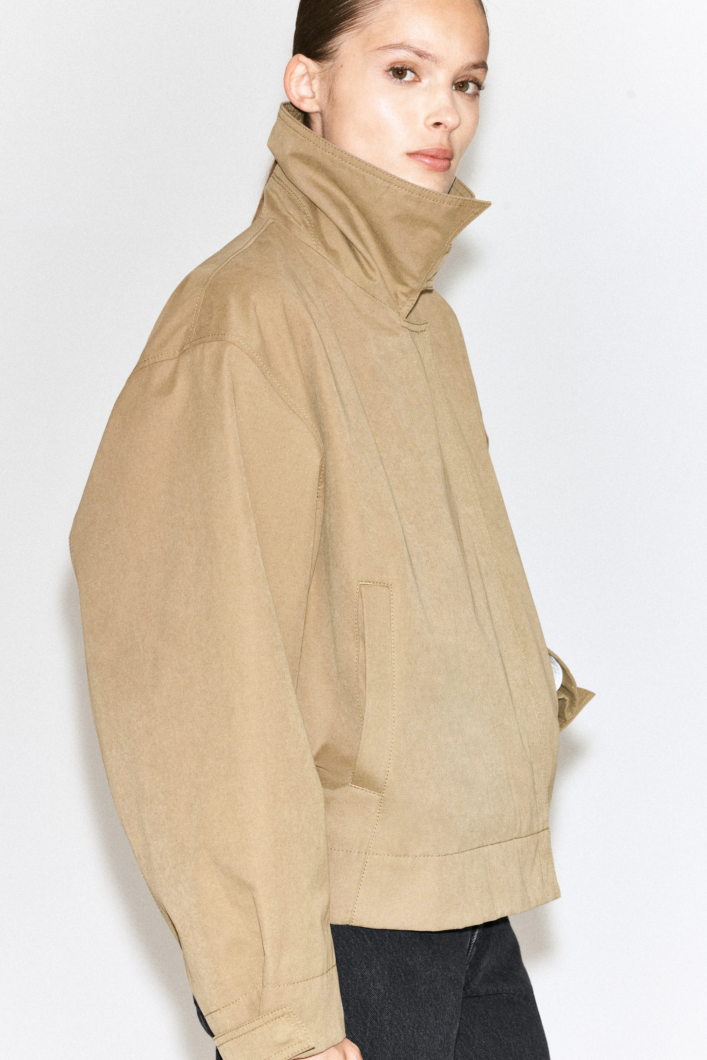 ROUNDED SHORT TRENCH COAT - BEIGE