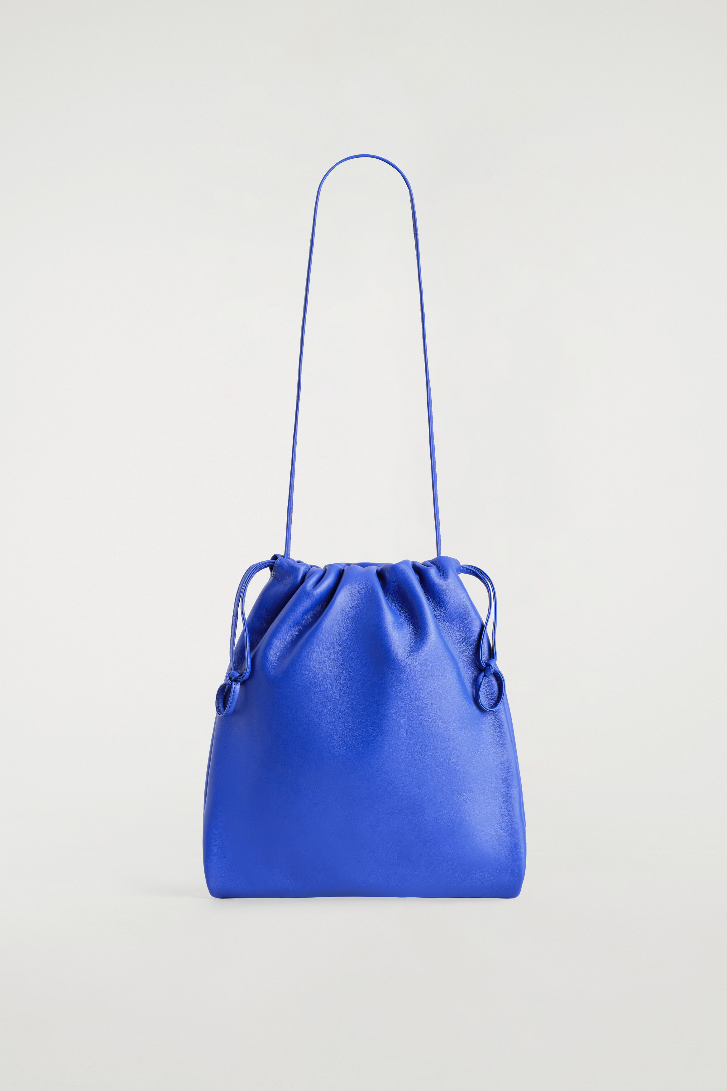 DRAWSTRING CROSSBODY BAG - LEATHER - COBALT BLUE