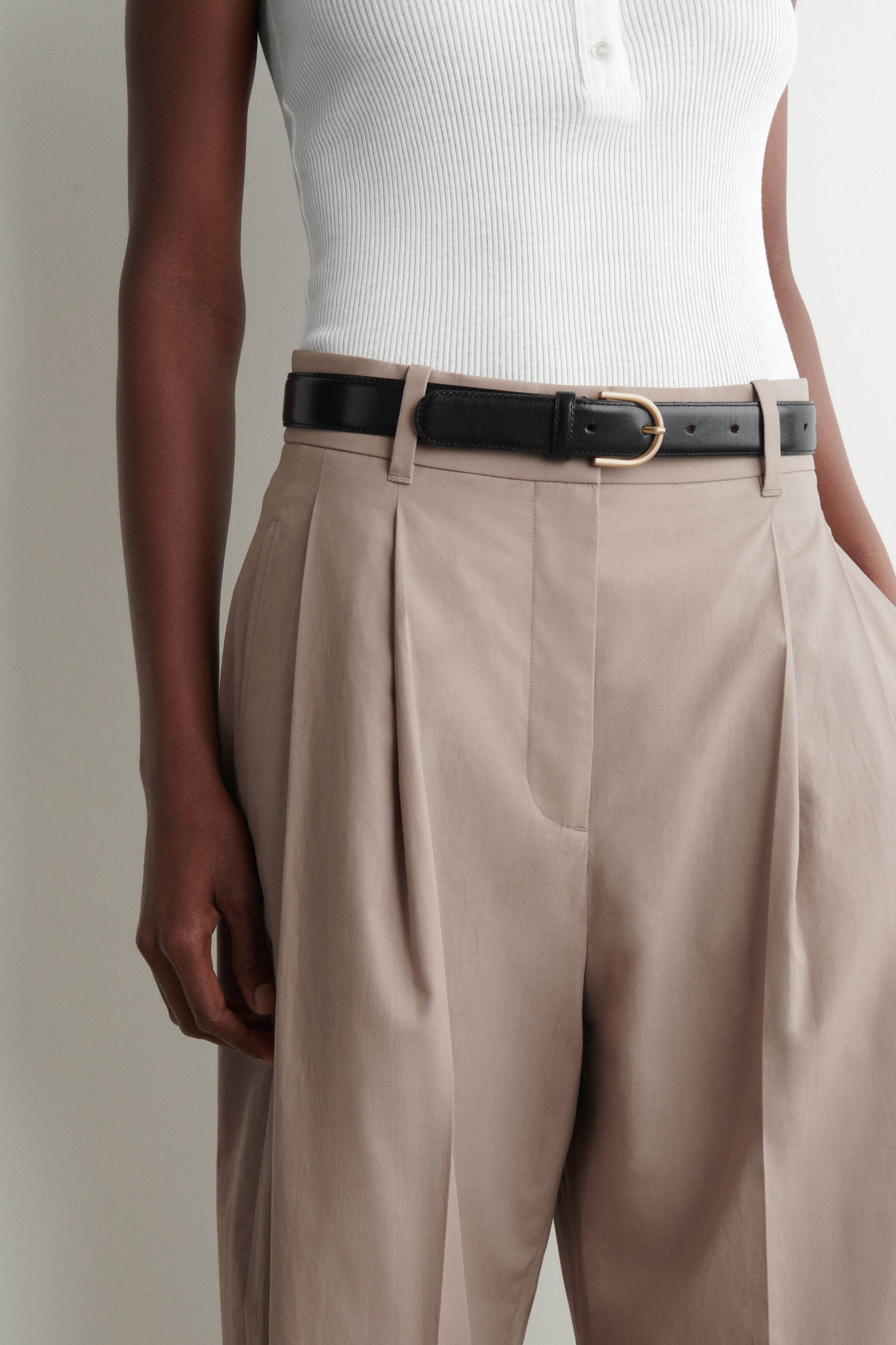 TAILORED COTTON BARREL-LEG PANTS - BEIGE