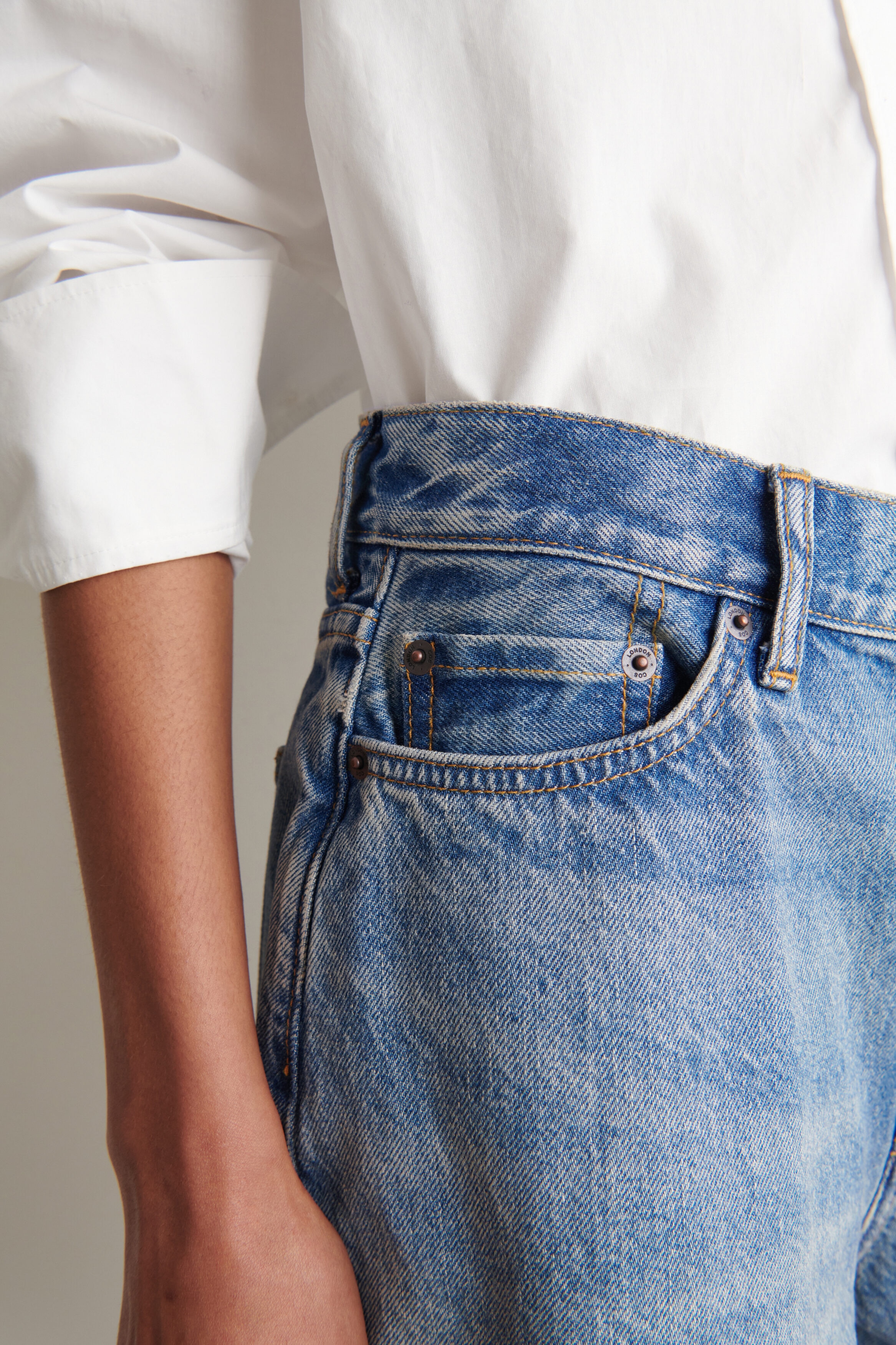 HIGH-RISE DENIM SHORTS - BLUE
