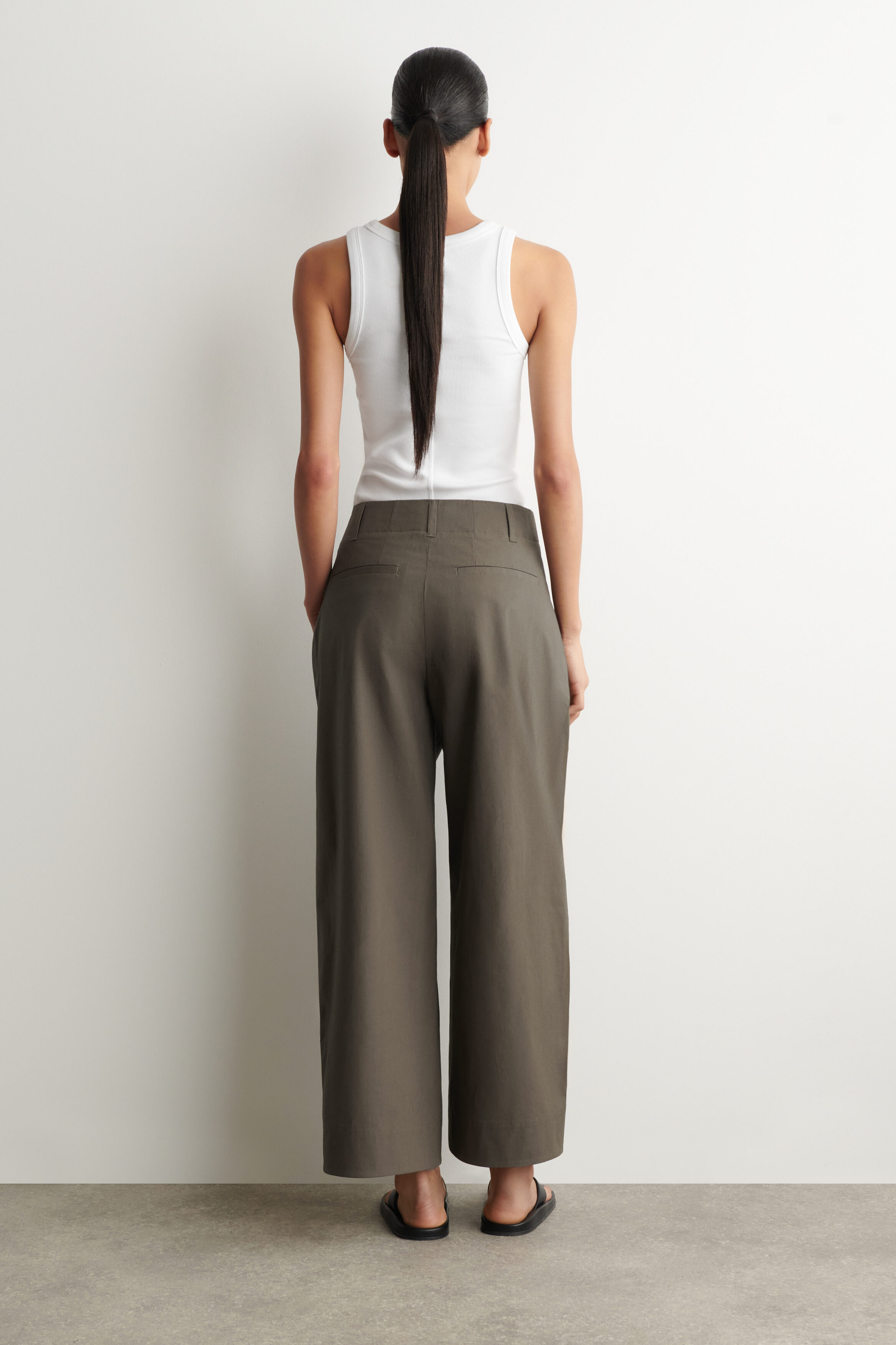 PLEATED TAPERED UTILITY PANTS - BROWN