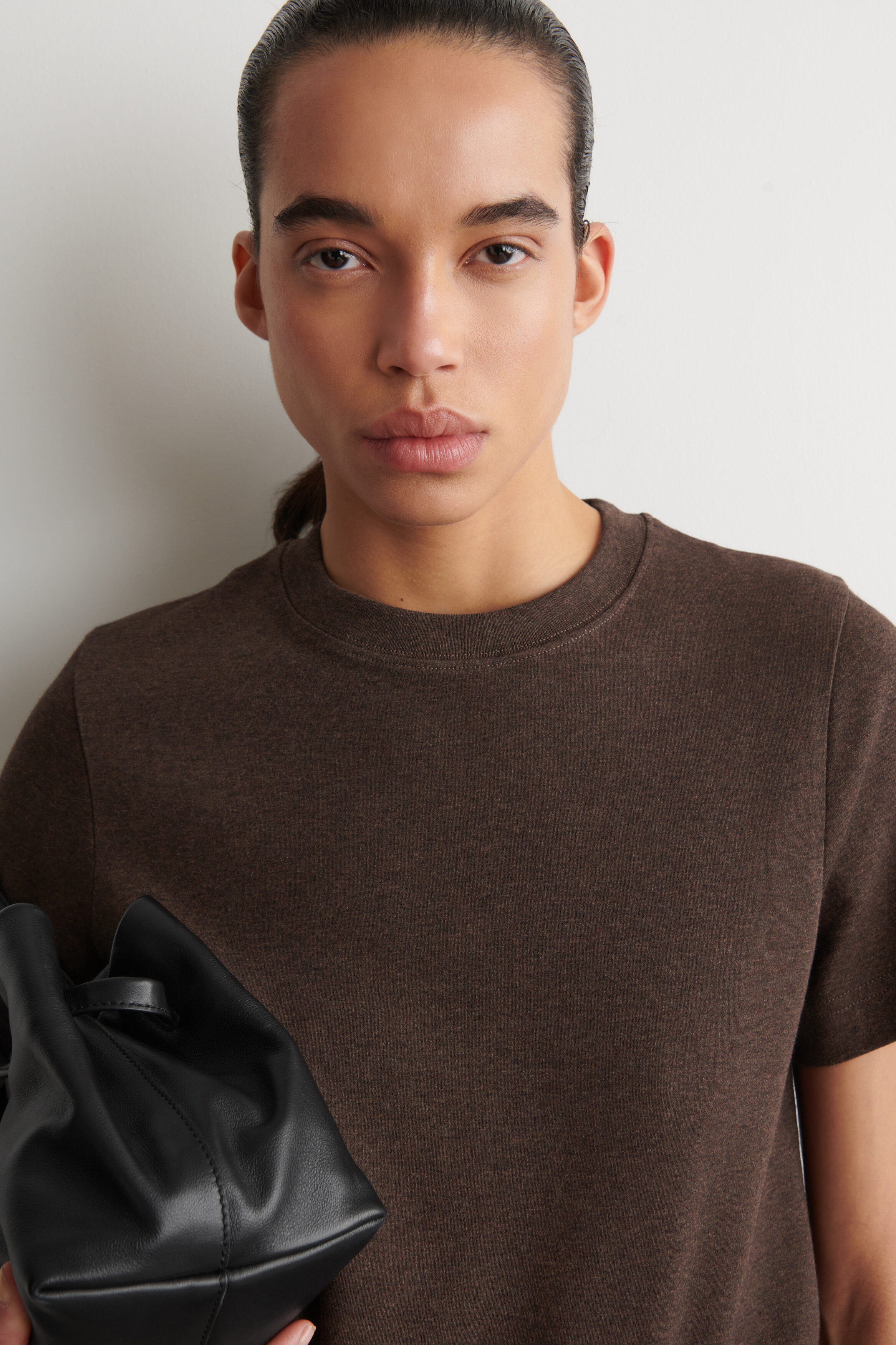 CLEAN CUT T-SHIRT - DARK BROWN