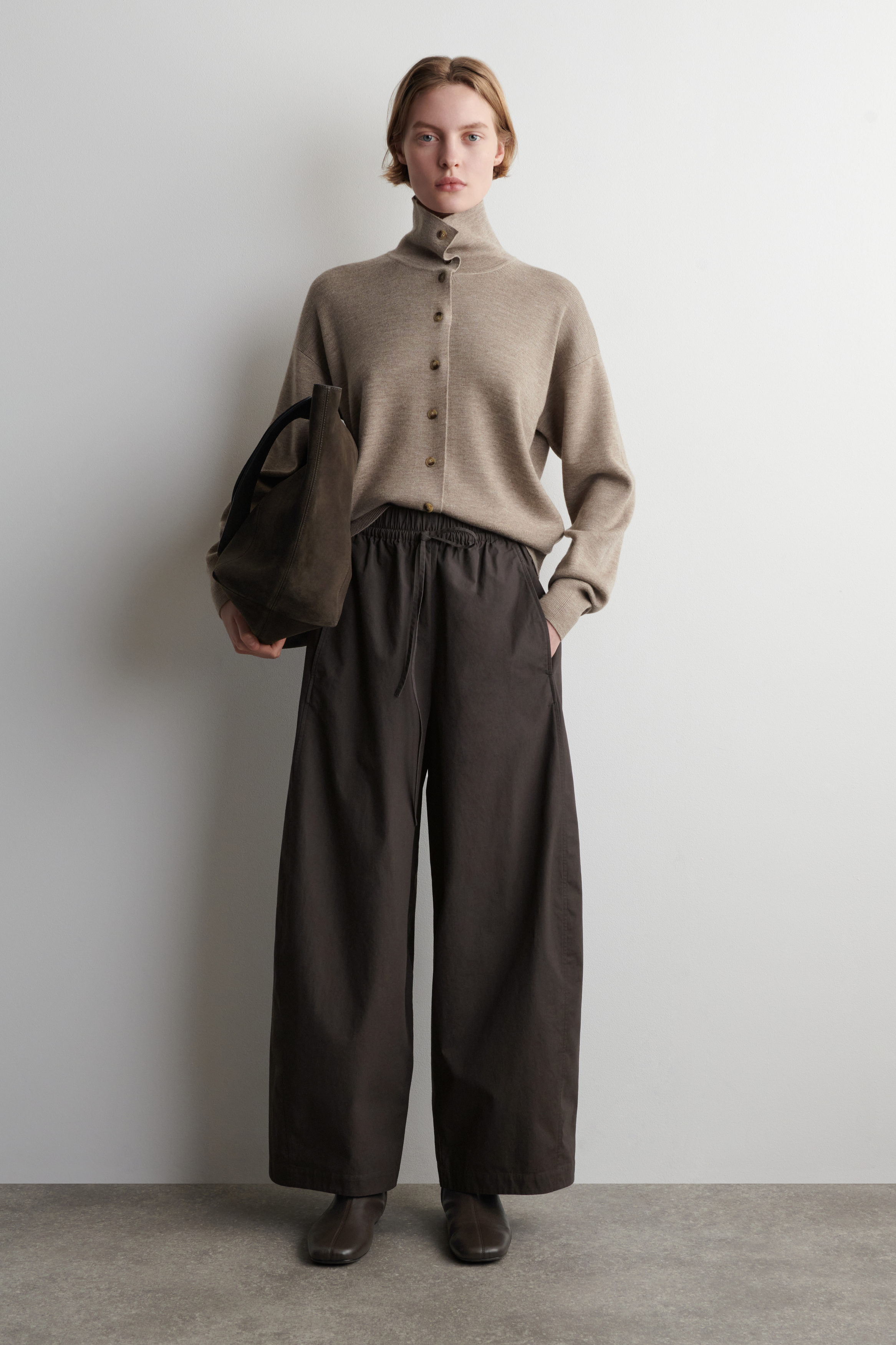 ELASTICATED BARREL-LEG PANTS - DARK BROWN