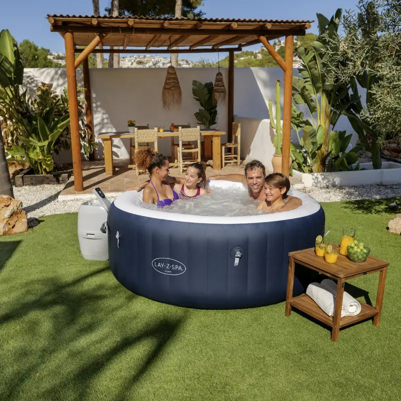 Spa hinchable instalado bajo una pergola