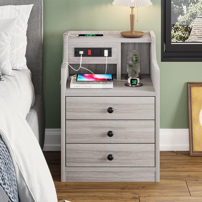 Mesita de noche gris con 3 cajones y estación de carga. Mesita de noche moderna con 2 puertos USB y 2 tomas de corriente para teléfonos y tabletas. Ideal para los artículos esenciales del dormitorio.