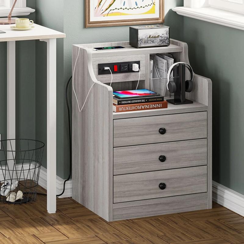 Mesita de noche gris con 3 cajones y estación de carga. Mesita de noche moderna con 2 puertos USB y 2 tomas de corriente para teléfonos y tabletas. Ideal para los artículos esenciales del dormitorio.